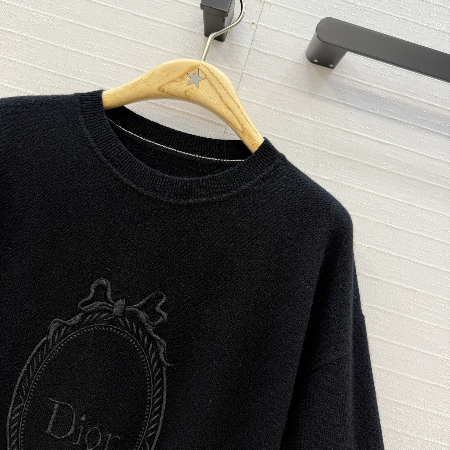 原单品质💋Miss D26s早秋新品，花园世界系列刺绣羊绒针织衫。蝴蝶结🎀画框刺绣细节满分✨温柔优雅的气