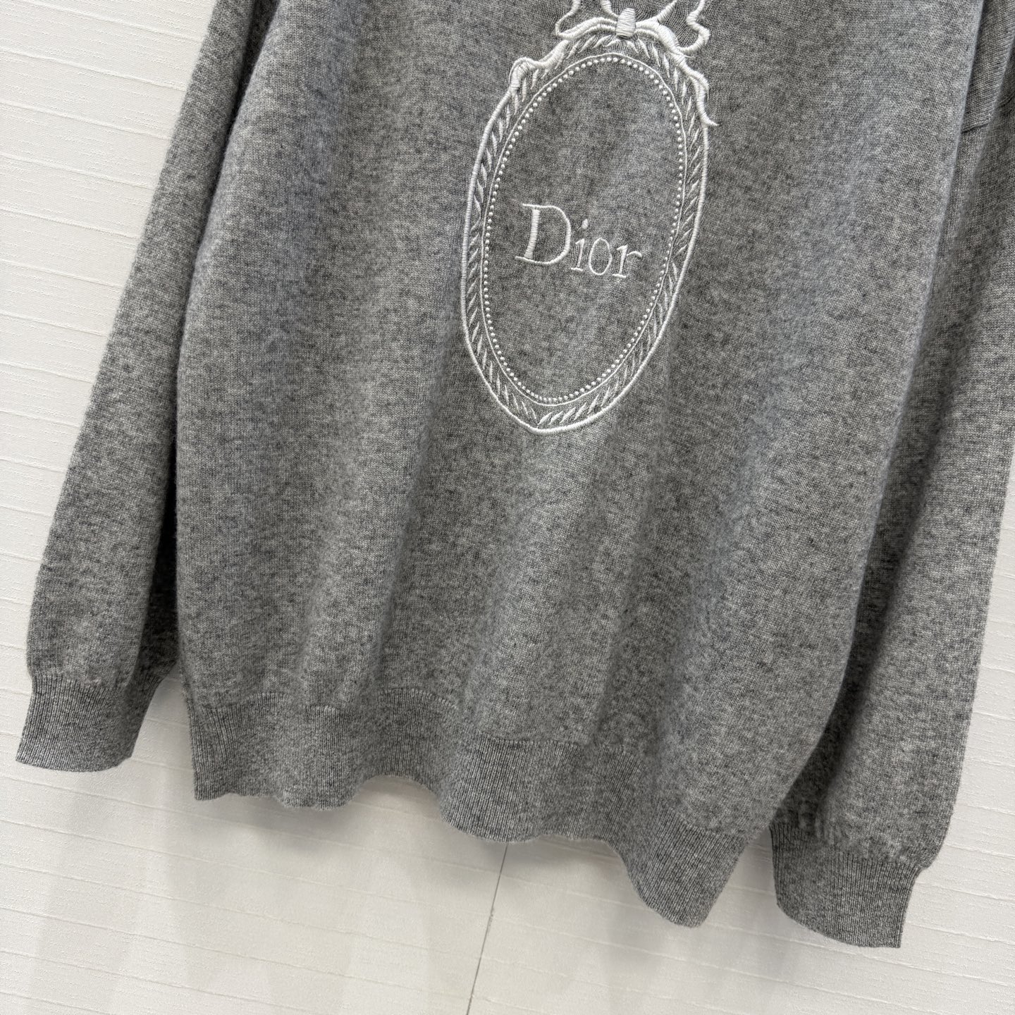 原单品质💋Miss D26s早秋新品，花园世界系列刺绣羊绒针织衫。蝴蝶结🎀画框刺绣细节满分✨温柔优雅的气