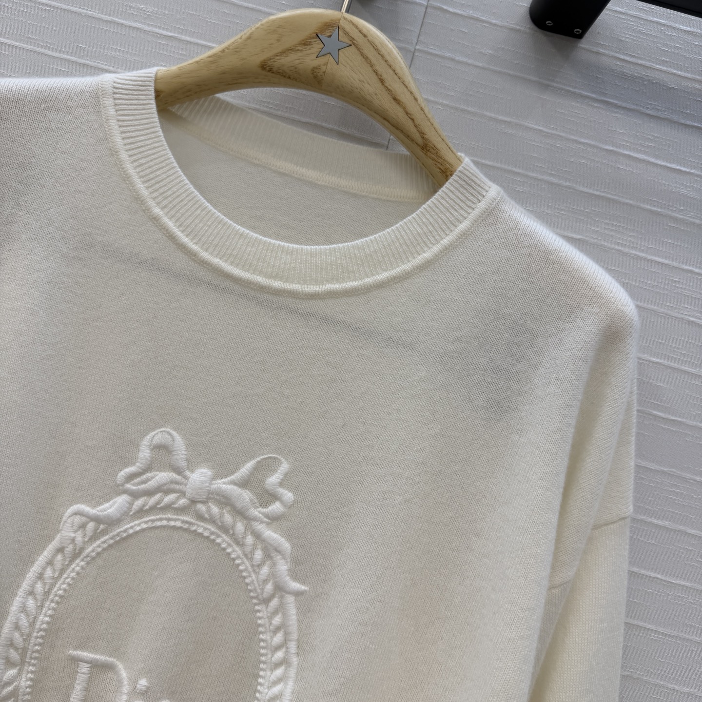 原单品质💋Miss D26s早秋新品，花园世界系列刺绣羊绒针织衫。蝴蝶结🎀画框刺绣细节满分✨温柔优雅的气