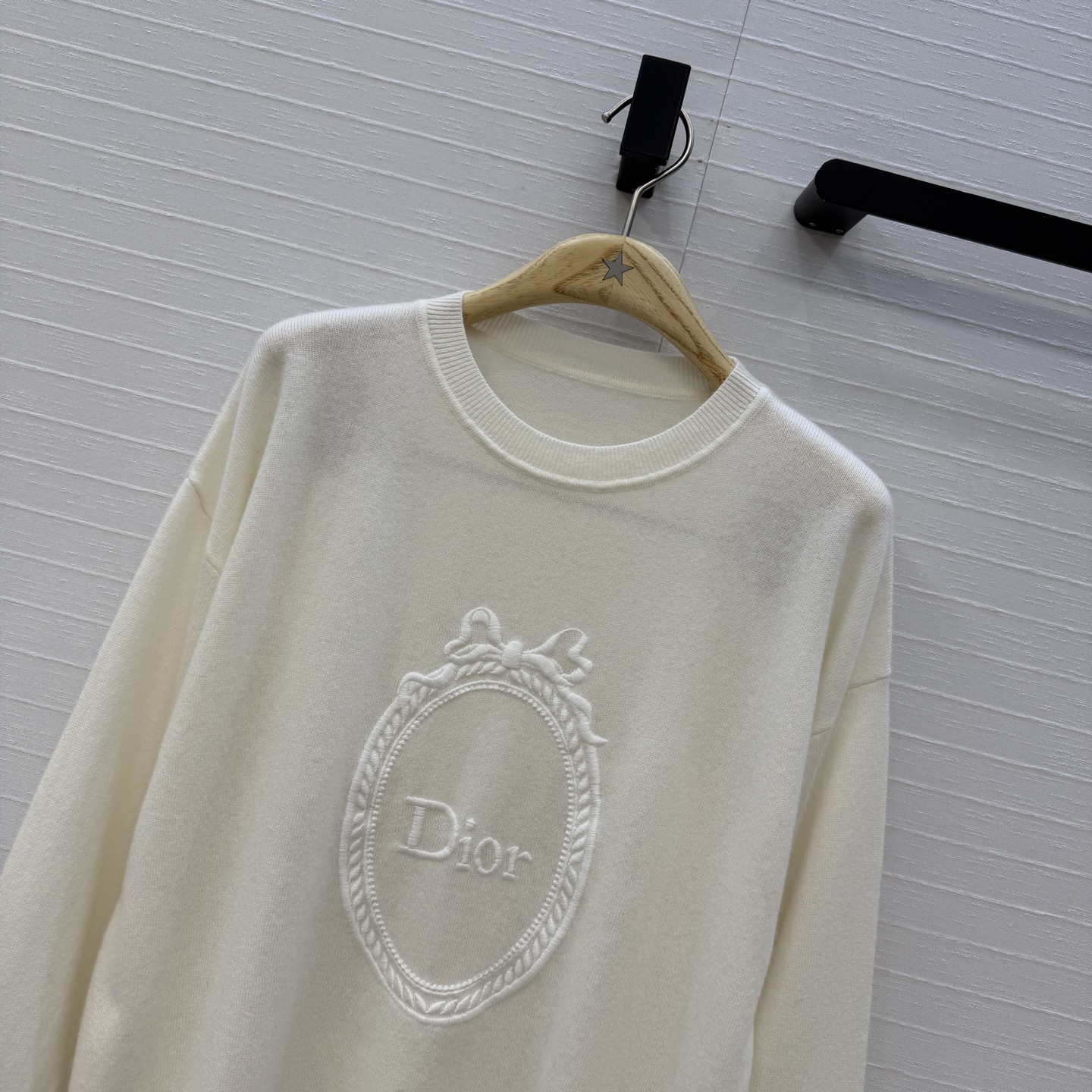原单品质💋Miss D26s早秋新品，花园世界系列刺绣羊绒针织衫。蝴蝶结🎀画框刺绣细节满分✨温柔优雅的气