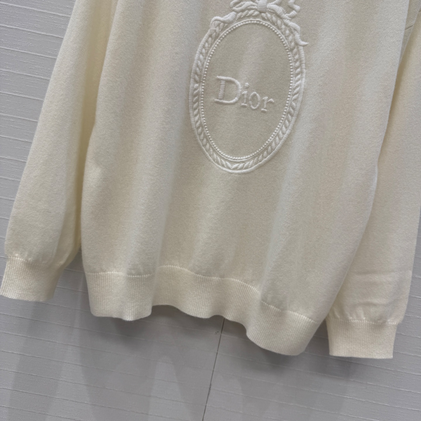 原单品质💋Miss D26s早秋新品，花园世界系列刺绣羊绒针织衫。蝴蝶结🎀画框刺绣细节满分✨温柔优雅的气