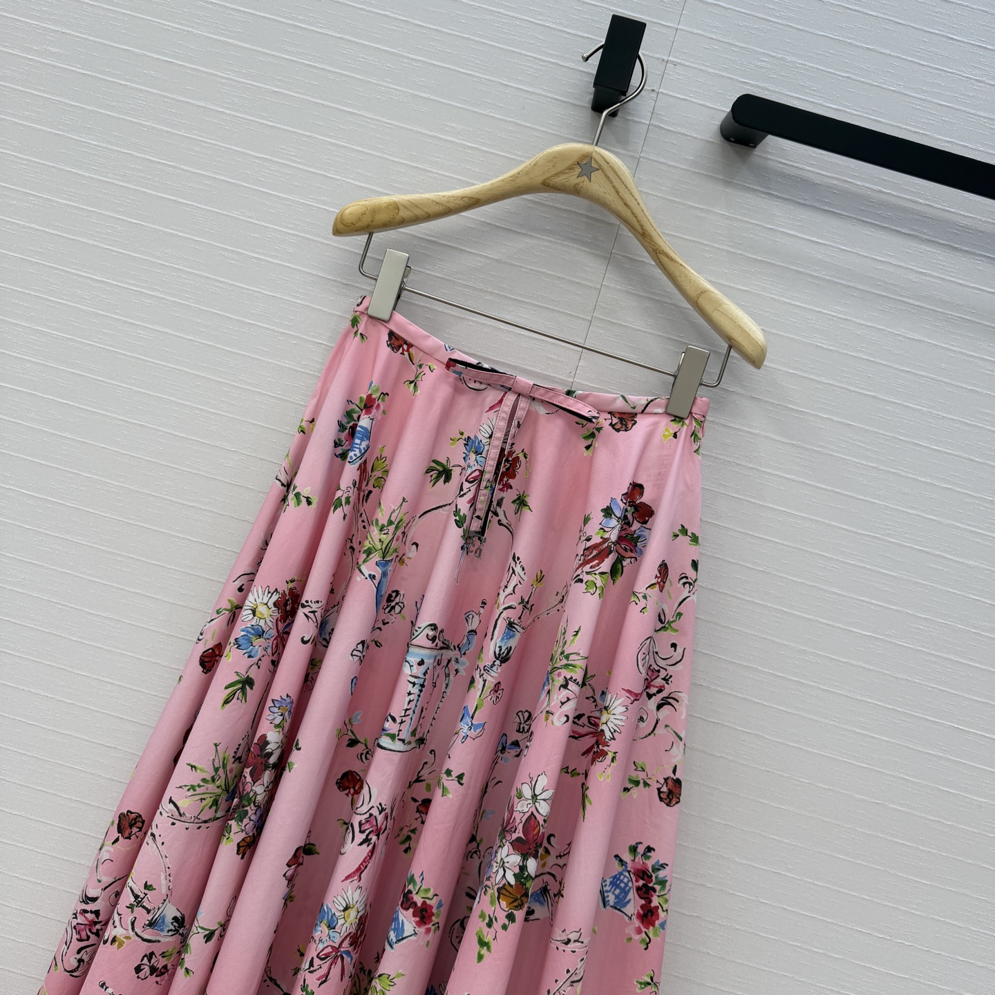 高端品质❤️Dio*26早春新品iviera系列 彩色小花束印花长半裙！重新诠释 Dior 经典图案。纯