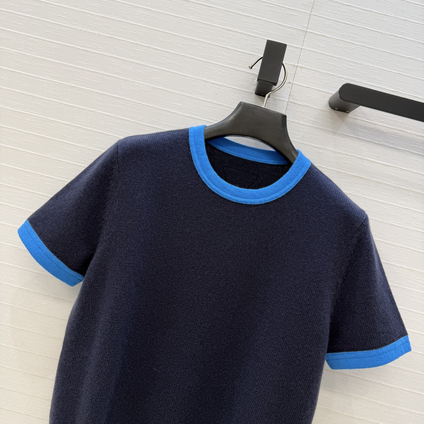 高端品质❤️品质控必入，PR高智感穿搭！长期主义新品基调 拼边羊绒短袖毛衣，定位手工撞色包边领圈设计。非