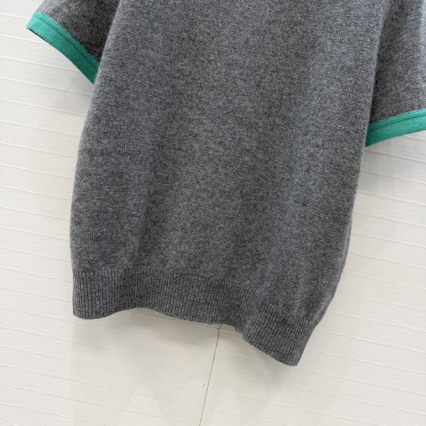 高端品质❤️品质控必入，PR高智感穿搭！长期主义新品基调 拼边羊绒短袖毛衣，定位手工撞色包边领圈设计。非