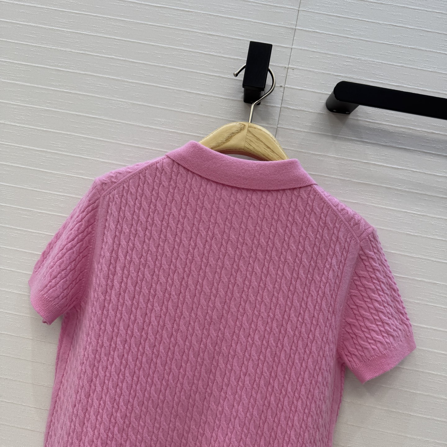 强烈推荐❤️D*26新品麻花纹Polo领短袖羊绒针织衫。胸前同色圆形🎀徽章刺绣细节满分✨ 短款版型百搭不