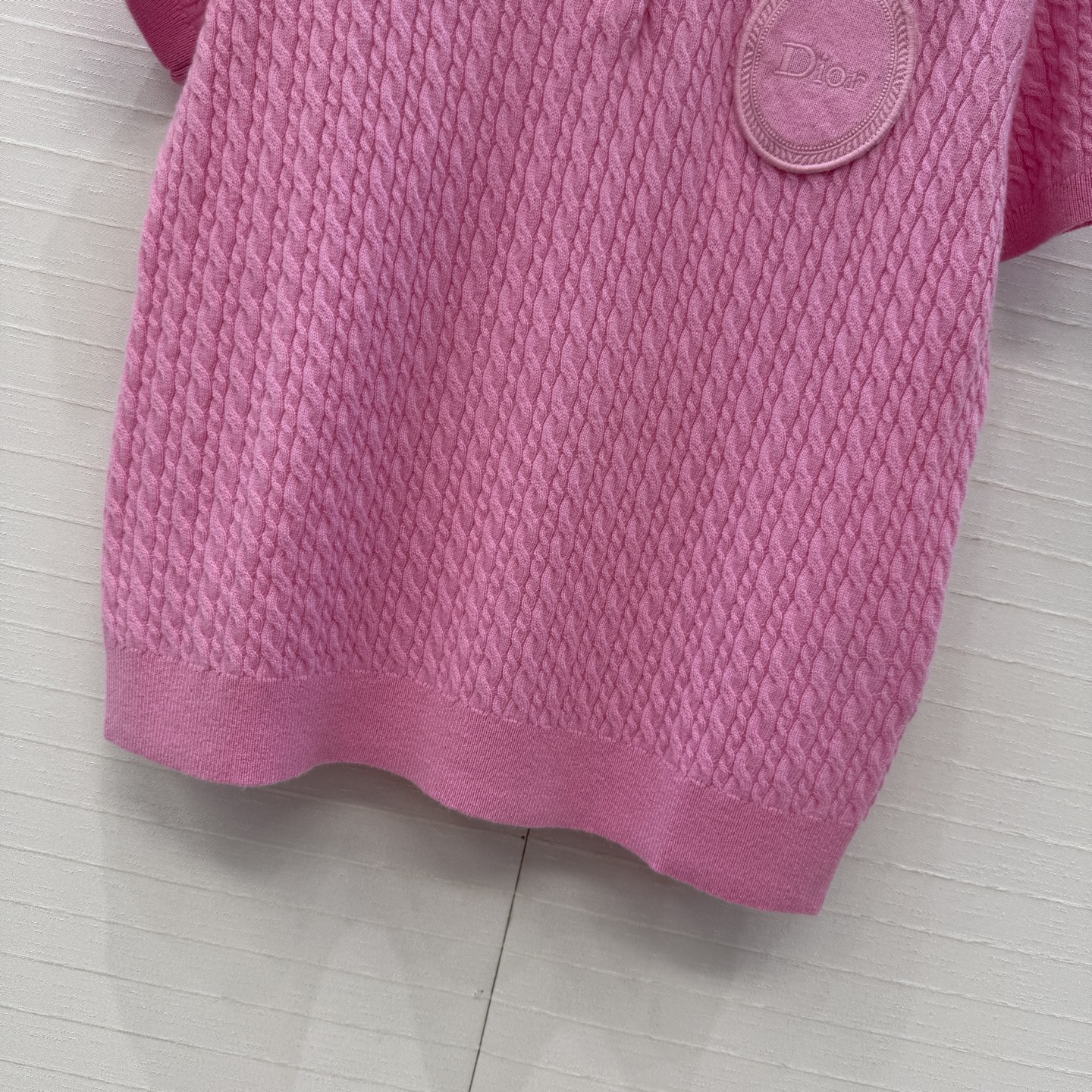 强烈推荐❤️D*26新品麻花纹Polo领短袖羊绒针织衫。胸前同色圆形🎀徽章刺绣细节满分✨ 短款版型百搭不