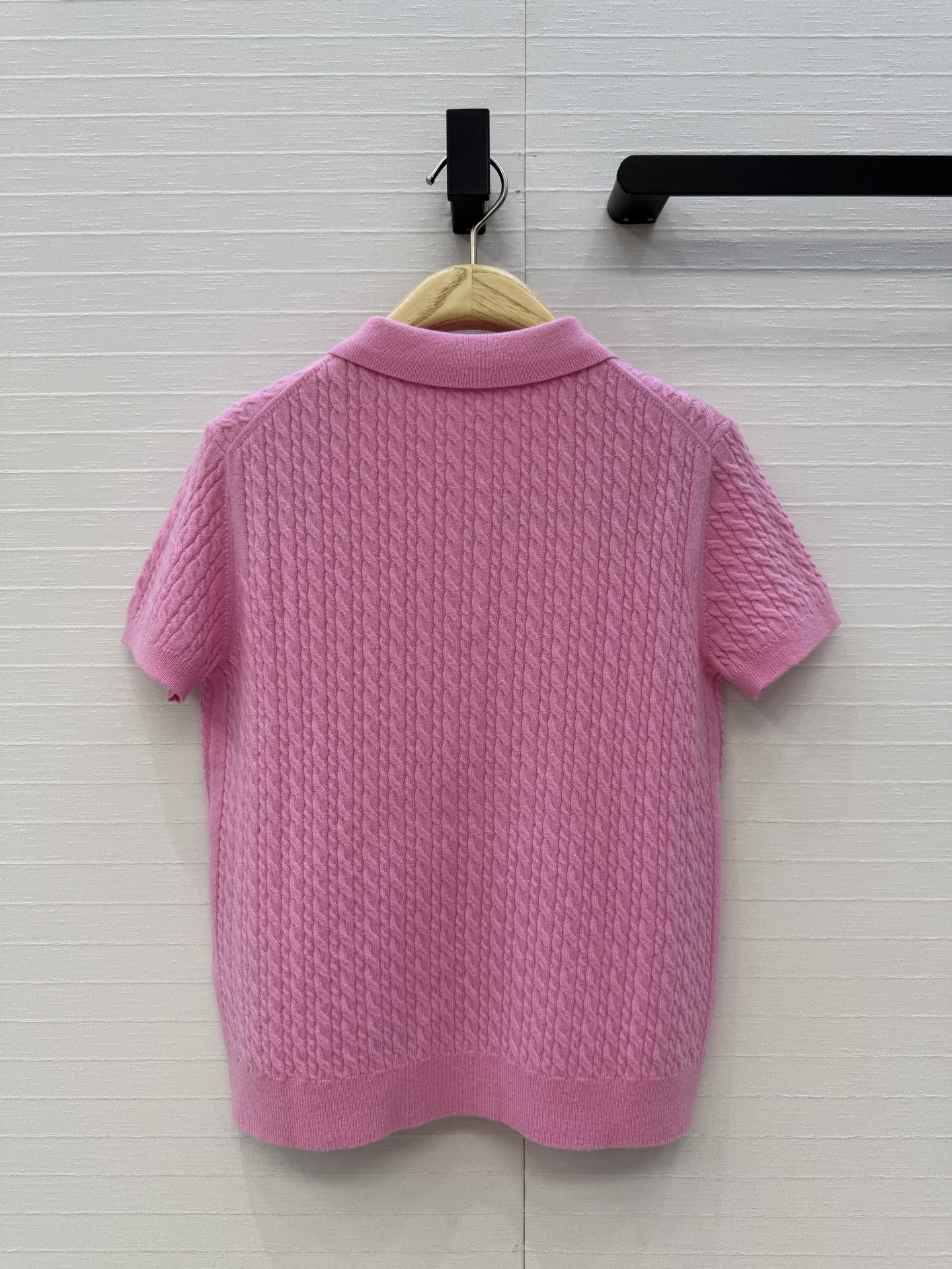 强烈推荐❤️D*26新品麻花纹Polo领短袖羊绒针织衫。胸前同色圆形🎀徽章刺绣细节满分✨ 短款版型百搭不