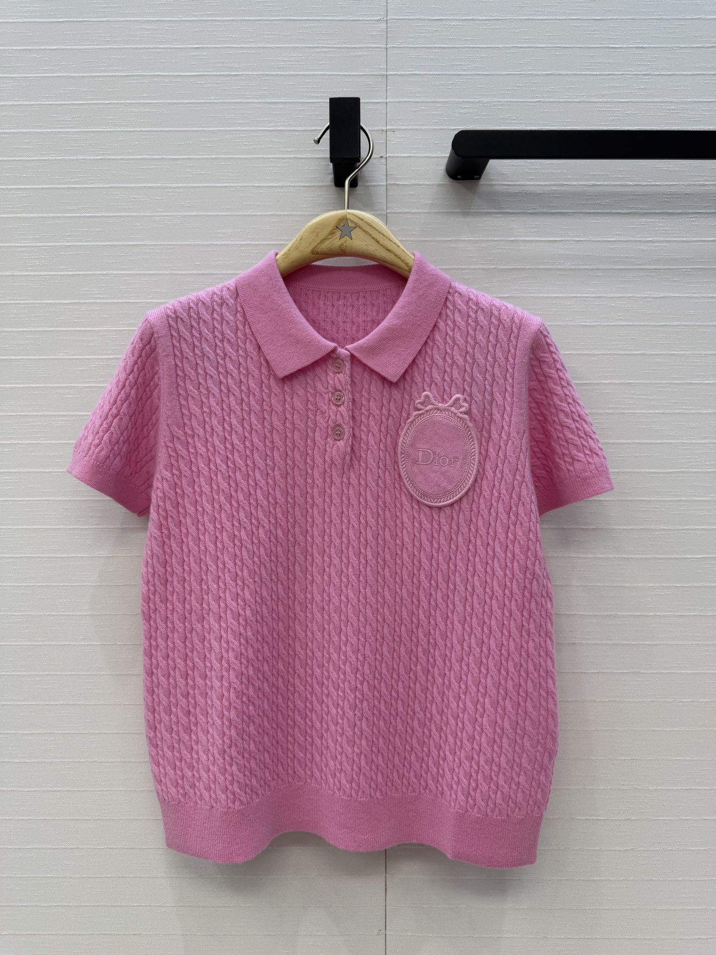 强烈推荐❤️D*26新品麻花纹Polo领短袖羊绒针织衫。胸前同色圆形🎀徽章刺绣细节满分✨ 短款版型百搭不