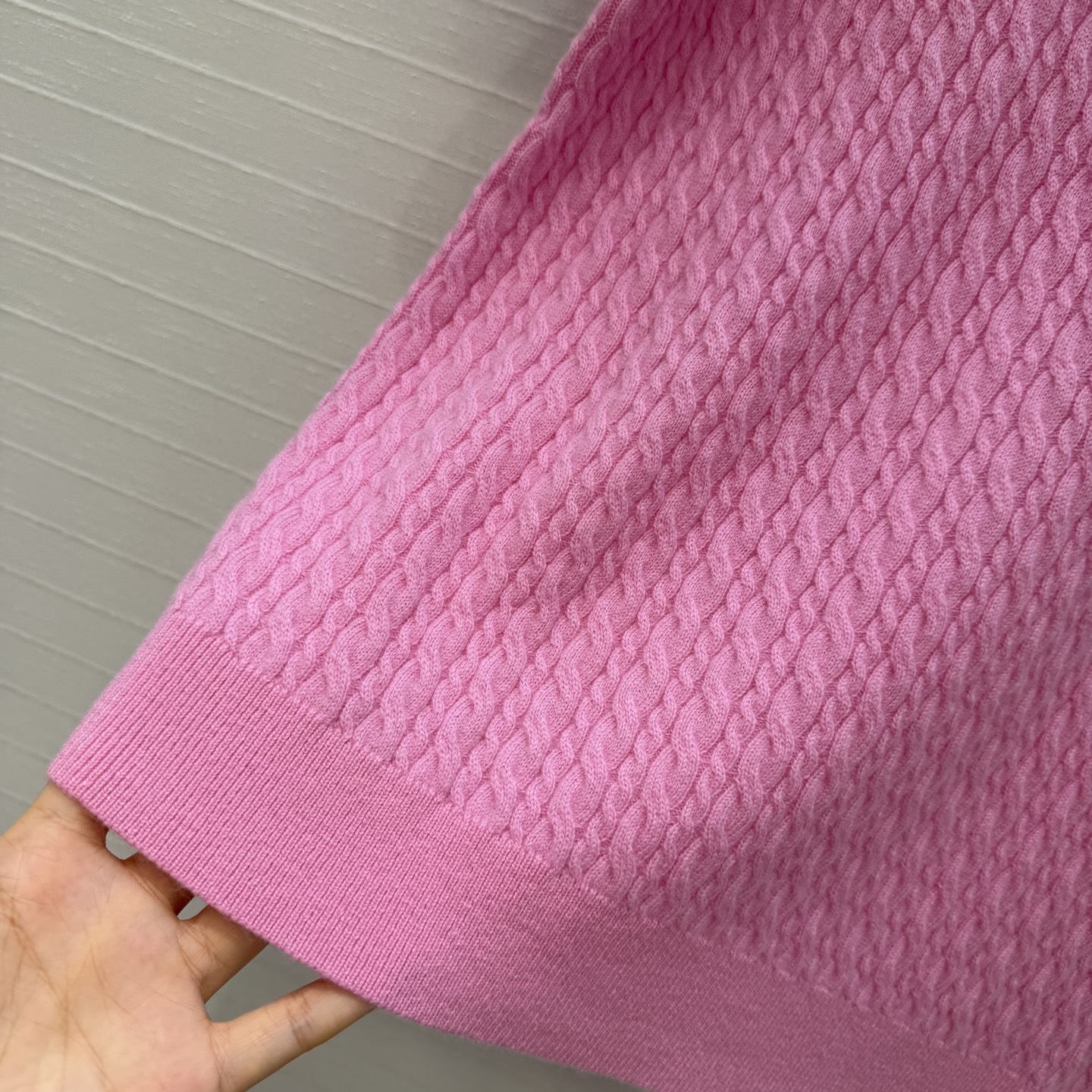 强烈推荐❤️D*26新品麻花纹Polo领短袖羊绒针织衫。胸前同色圆形🎀徽章刺绣细节满分✨ 短款版型百搭不