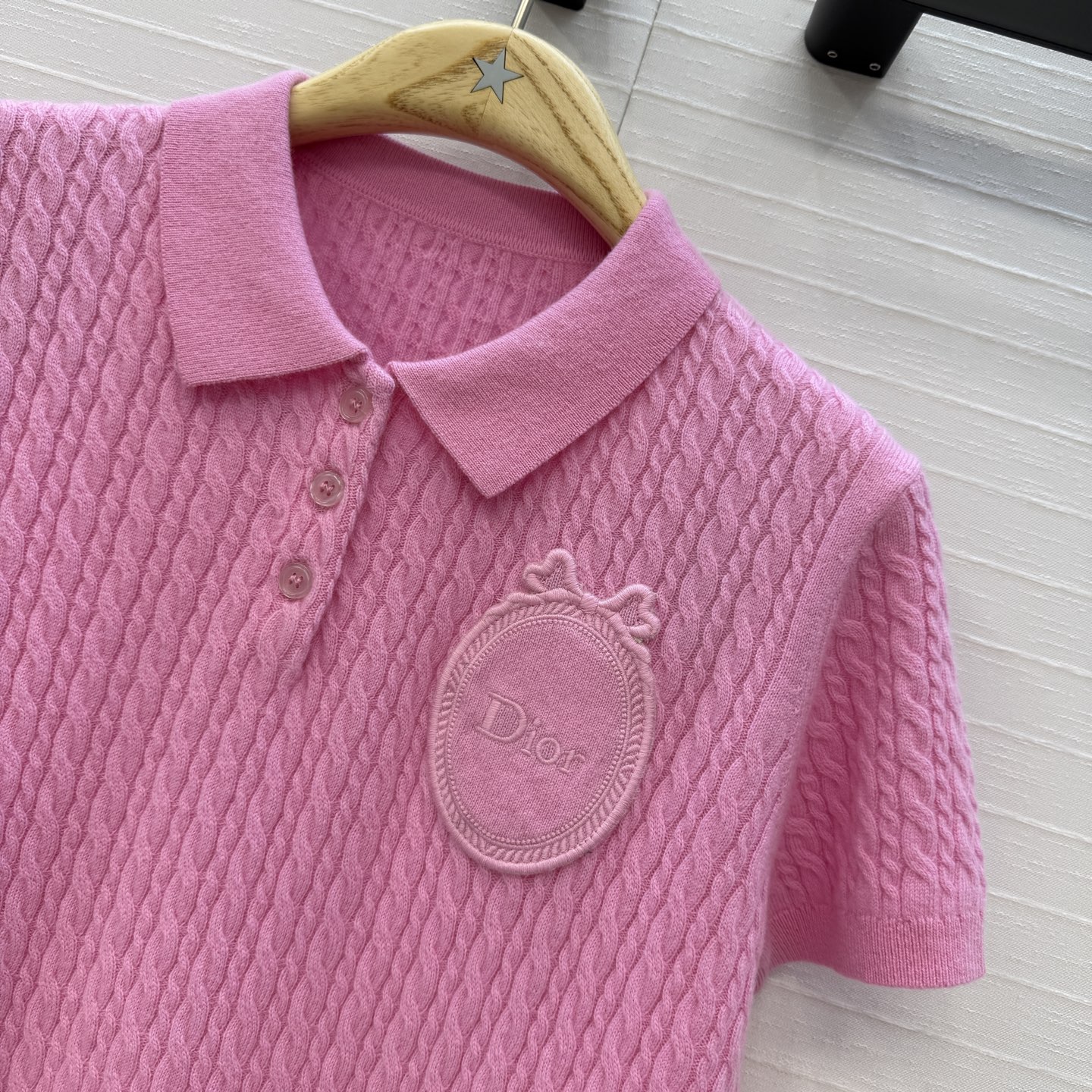 强烈推荐❤️D*26新品麻花纹Polo领短袖羊绒针织衫。胸前同色圆形🎀徽章刺绣细节满分✨ 短款版型百搭不