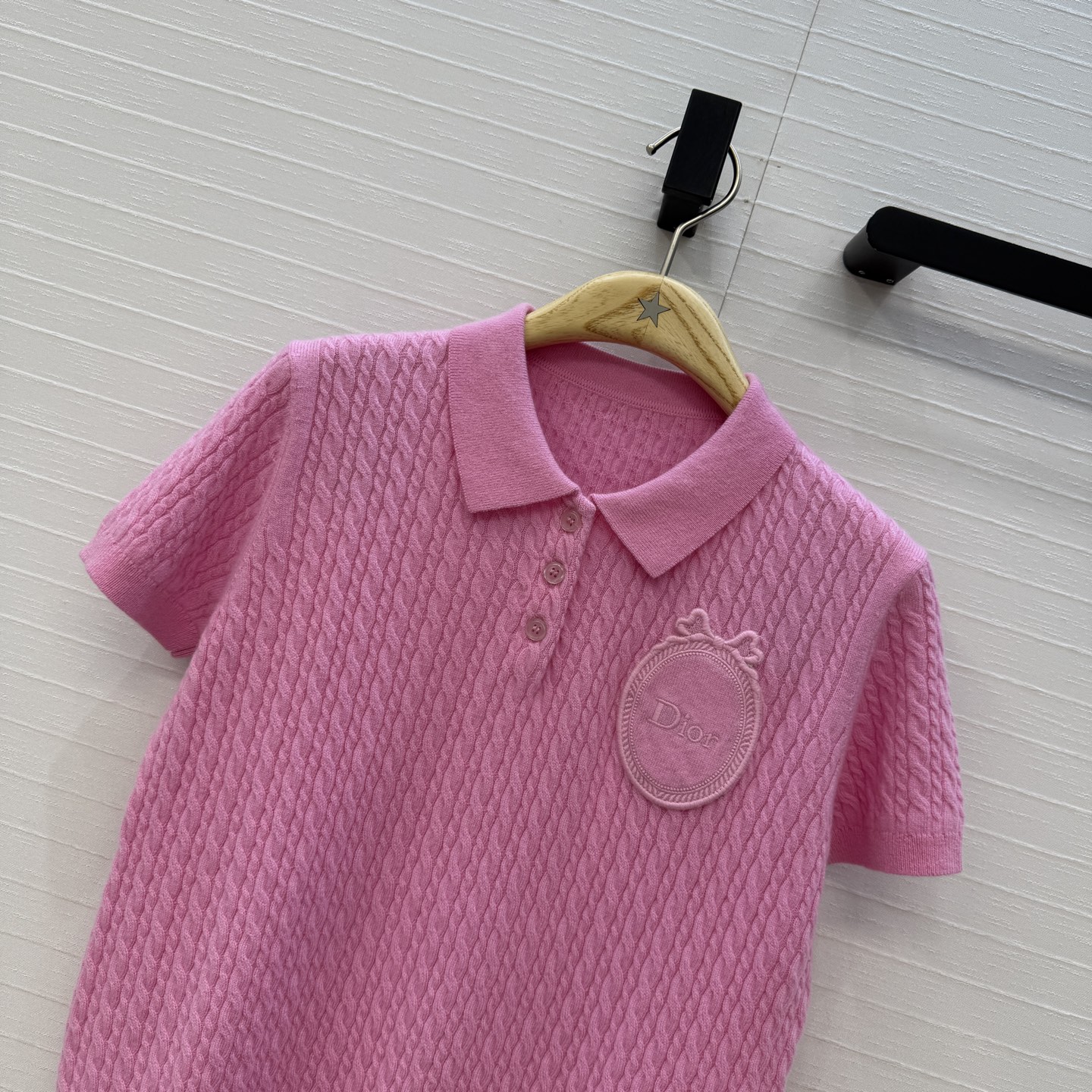 强烈推荐❤️D*26新品麻花纹Polo领短袖羊绒针织衫。胸前同色圆形🎀徽章刺绣细节满分✨ 短款版型百搭不