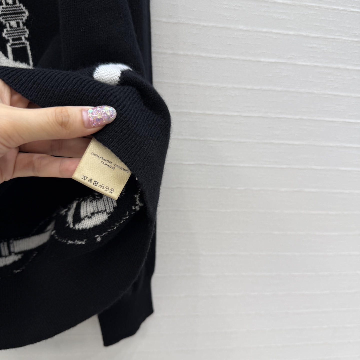 爆单推荐❤️原单品质，H26s新品！铁饰提花羊绒针织开衫。纱线细腻柔软的手感无敌赞！定位提花图案低调奢华