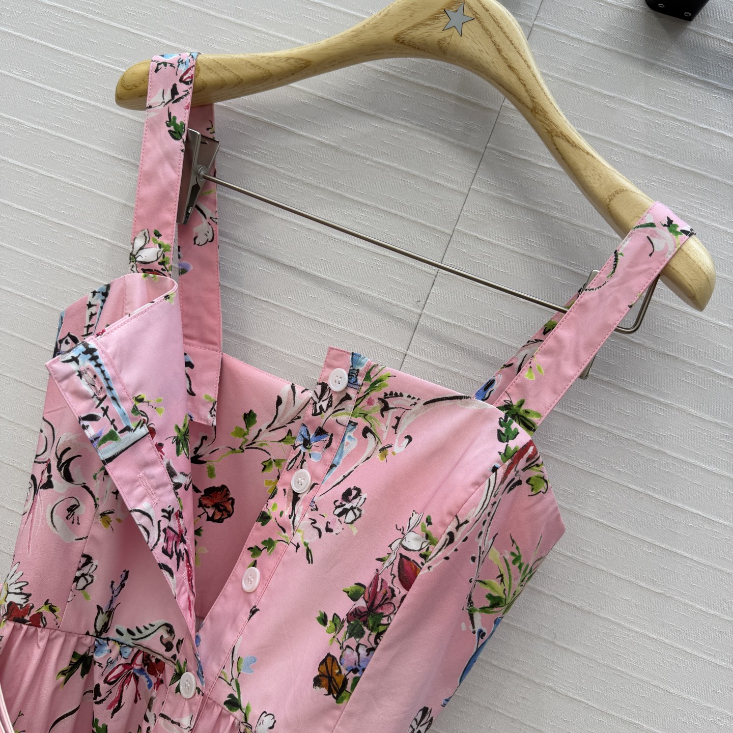 独家首发❤️Dio*26新品 花束印花吊带长裙，法式优雅浪漫氛围感拉满，方领吊带 单排扣收腰A裁裙摆版型