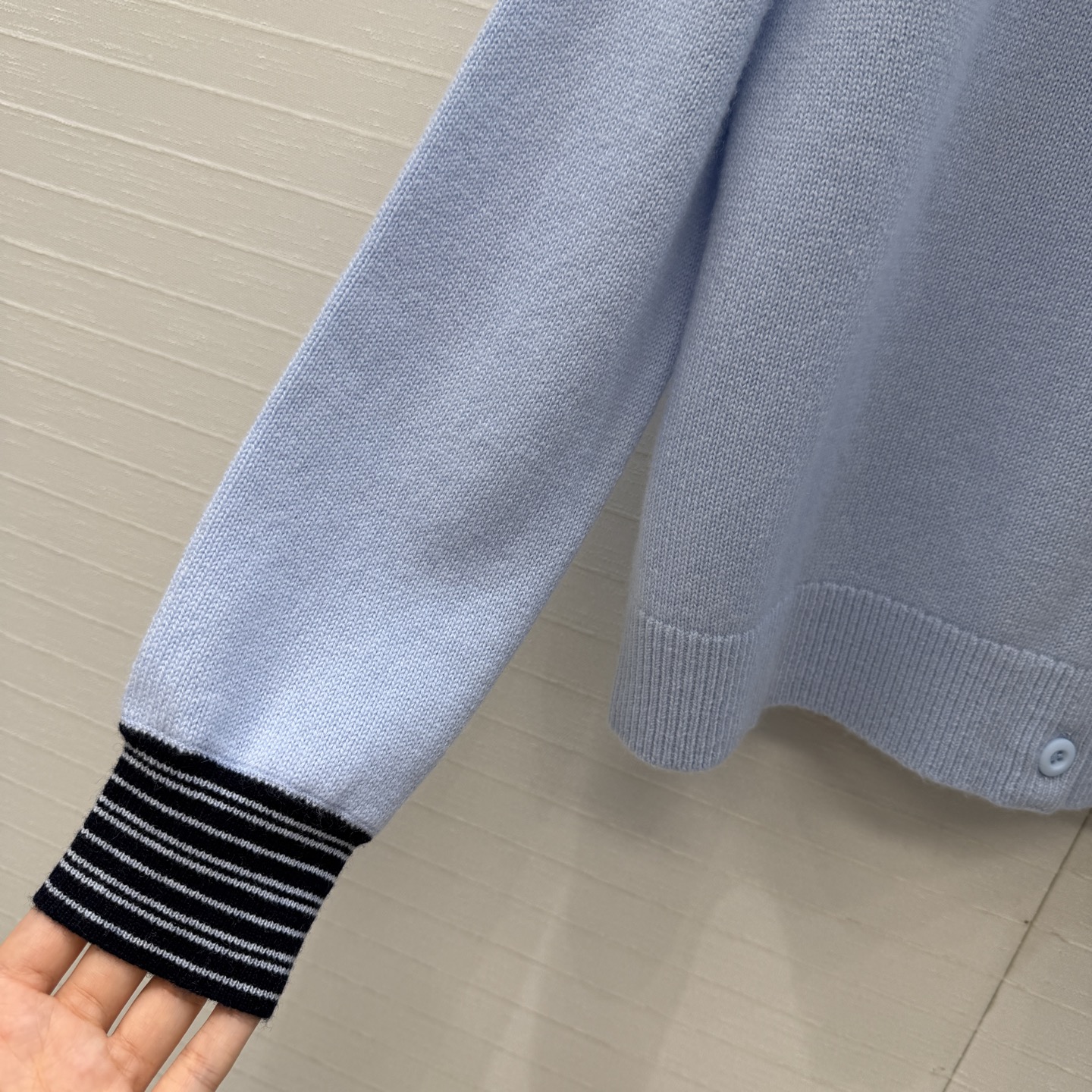 高端品质❤️品质控必入，PR高智感穿搭！长期主义新品基调 转哈额翻领羊绒针织开衫，撞色条纹拼接领圈设计非