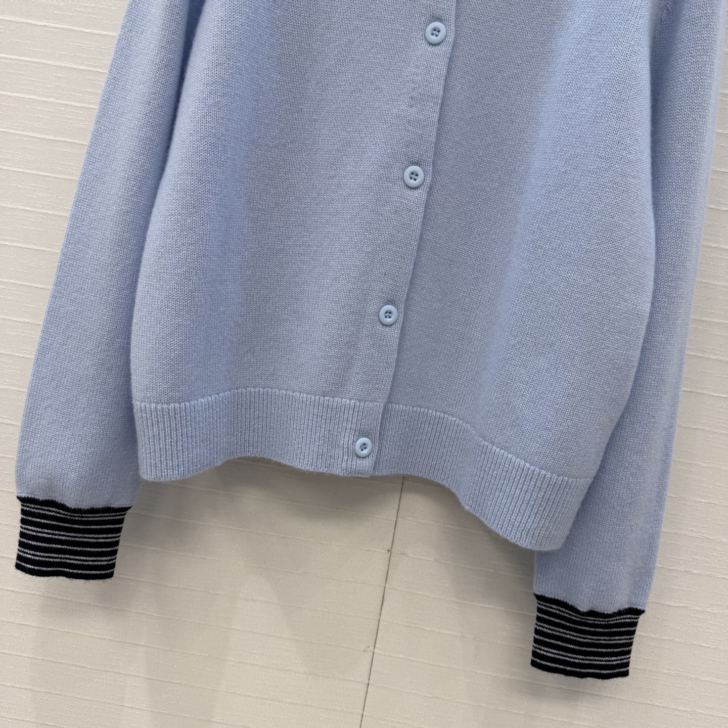 高端品质❤️品质控必入，PR高智感穿搭！长期主义新品基调 转哈额翻领羊绒针织开衫，撞色条纹拼接领圈设计非