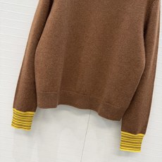 高端品质❤️品质控必入,PR高智感穿搭!长期主义新品基调 转哈额翻领羊绒圆领针织衫,撞色条纹拼接领圈设计 高端品质❤️品质控必入,PR高智感穿搭!长期主义新品基调 转哈额翻领羊绒圆领针织衫,撞色条纹拼接领圈设计