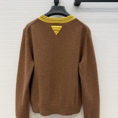 高端品质❤️品质控必入,PR高智感穿搭!长期主义新品基调 转哈额翻领羊绒圆领针织衫,撞色条纹拼接领圈设计 高端品质❤️品质控必入,PR高智感穿搭!长期主义新品基调 转哈额翻领羊绒圆领针织衫,撞色条纹拼接领圈设计