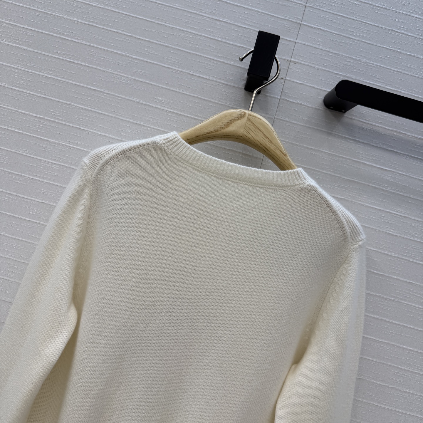 原单品质💋Miss D26s早秋新品，iviera系列刺绣羊绒针织衫。手绘女性侧脸和花卉，艺术感满满✨温