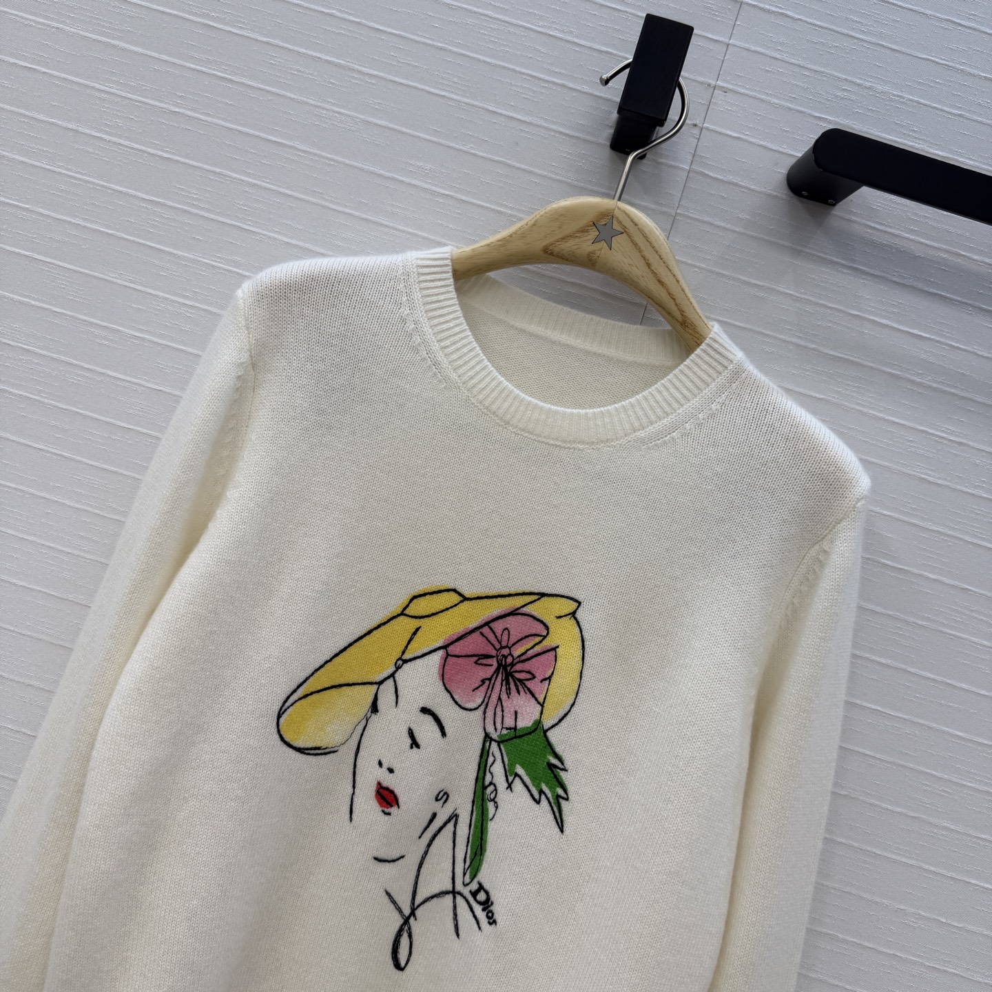 原单品质💋Miss D26s早秋新品，iviera系列刺绣羊绒针织衫。手绘女性侧脸和花卉，艺术感满满✨温