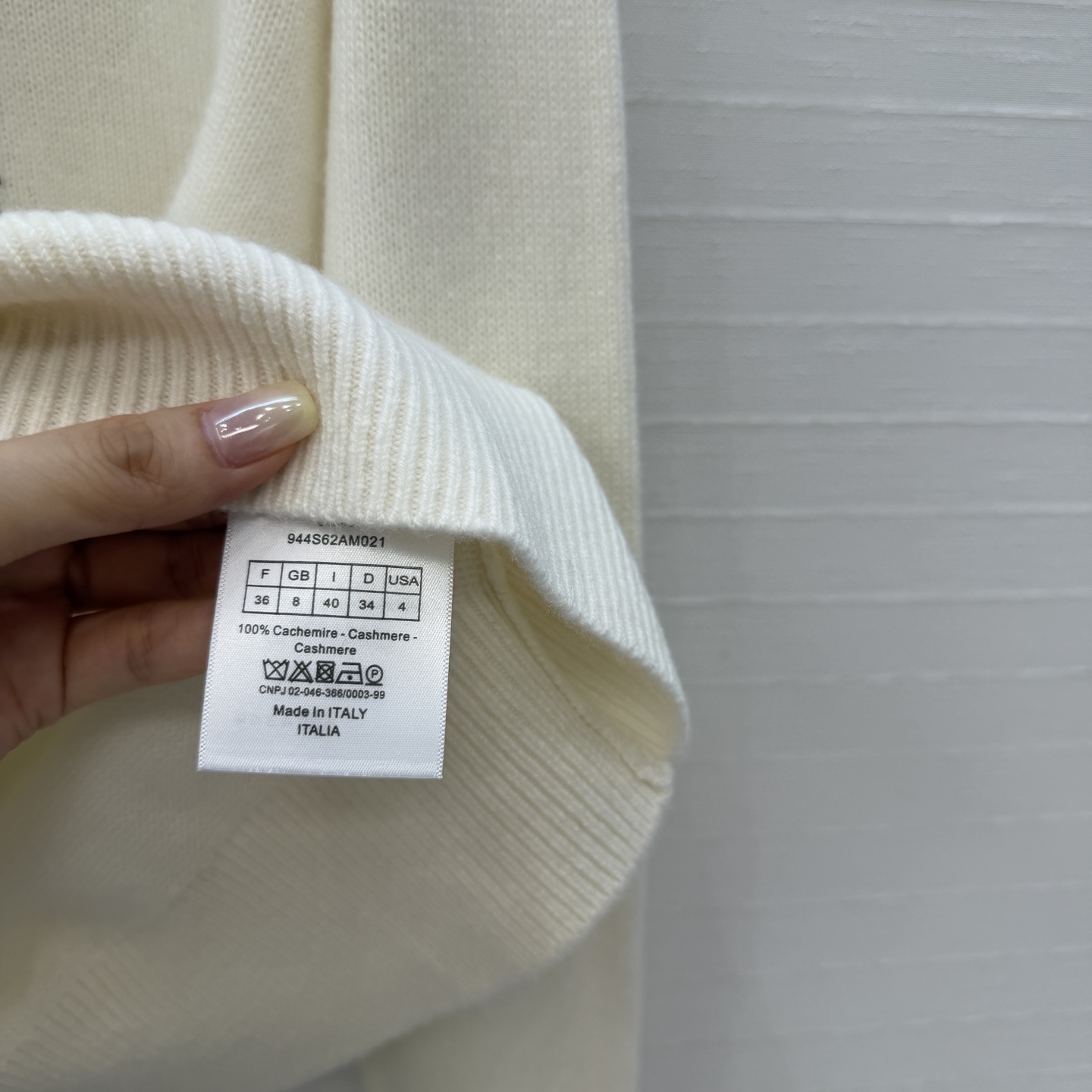 原单品质💋Miss D26s早秋新品，iviera系列刺绣羊绒针织衫。手绘女性侧脸和花卉，艺术感满满✨温