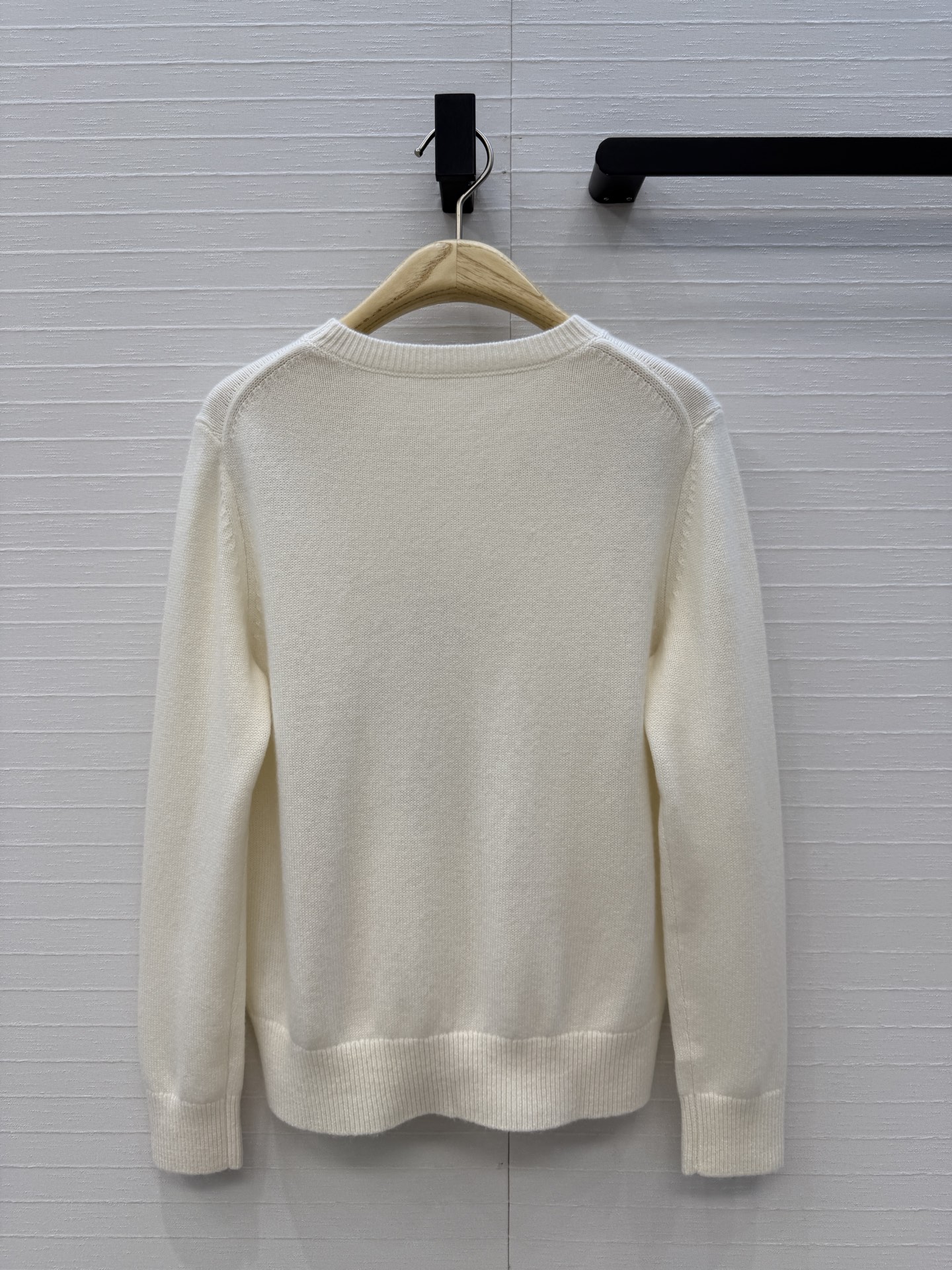 原单品质💋Miss D26s早秋新品，iviera系列刺绣羊绒针织衫。手绘女性侧脸和花卉，艺术感满满✨温