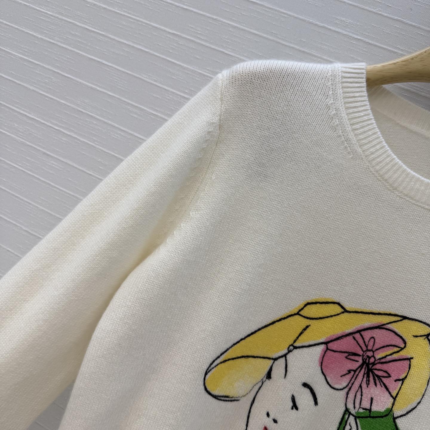 原单品质💋Miss D26s早秋新品，iviera系列刺绣羊绒针织衫。手绘女性侧脸和花卉，艺术感满满✨温