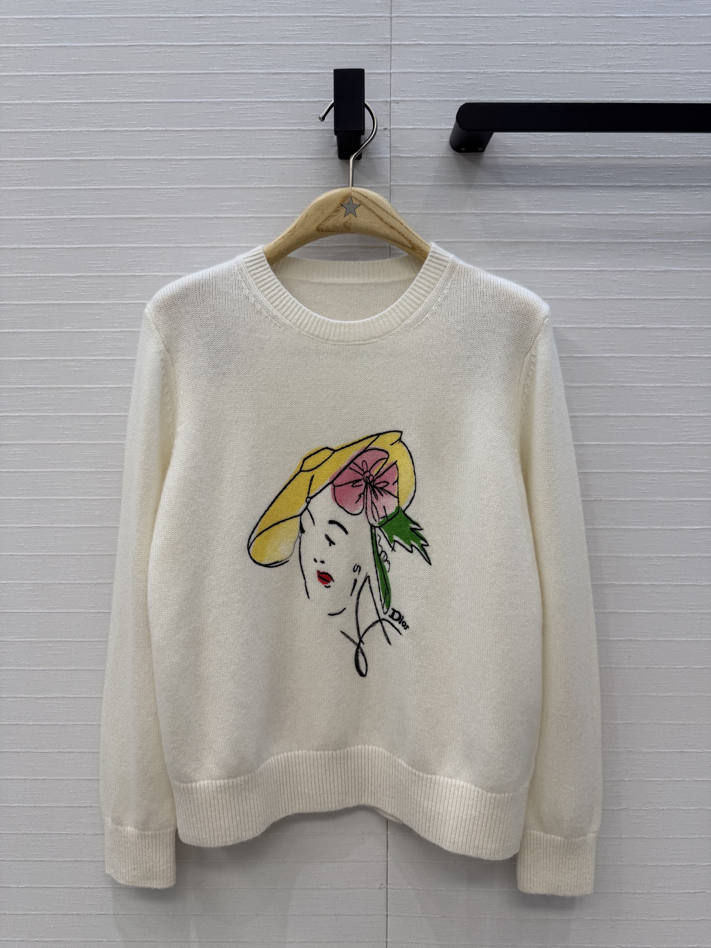 原单品质💋Miss D26s早秋新品，iviera系列刺绣羊绒针织衫。手绘女性侧脸和花卉，艺术感满满✨温