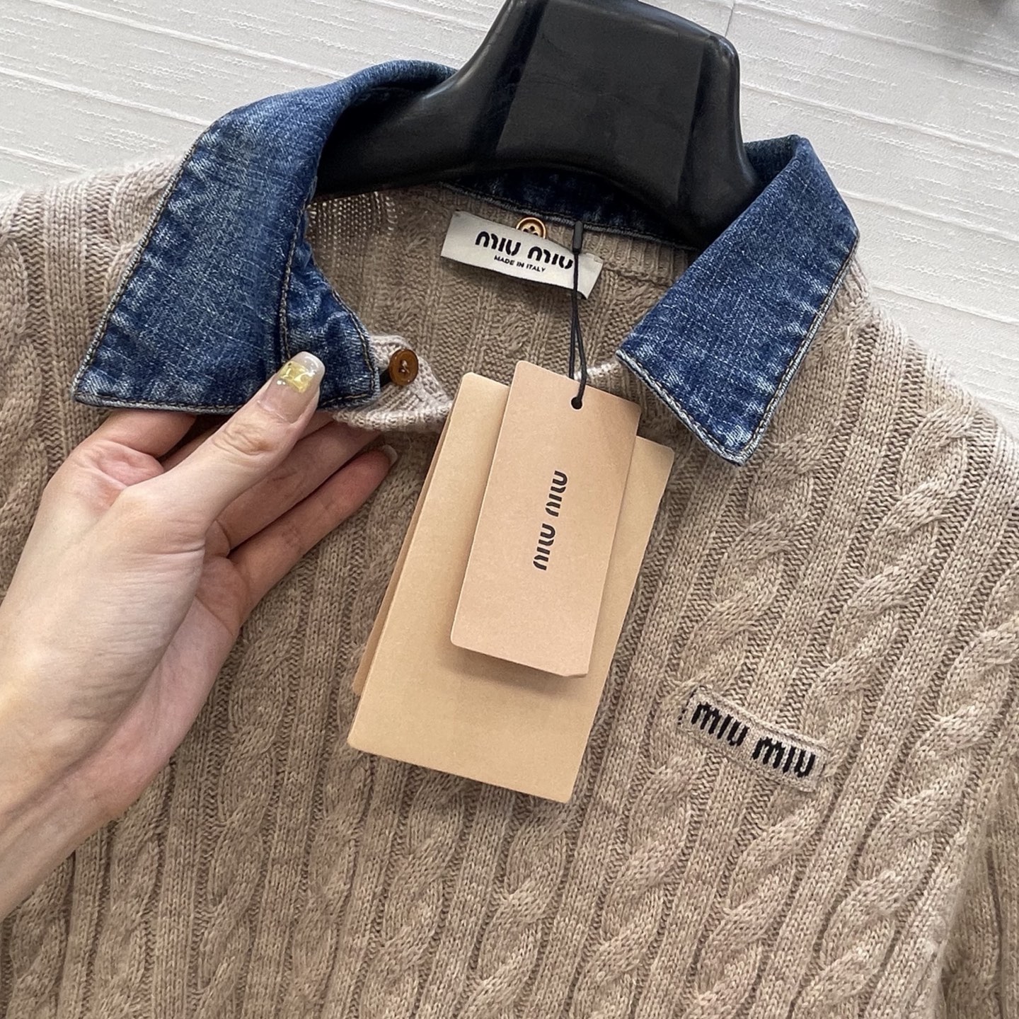 强烈推荐❤️miu系假两件设计麻花针织短袖，浅燕麦色+立体麻花纹理复古学院风满满！牛仔翻领拼接超有层次感，胸前品牌刺绣细