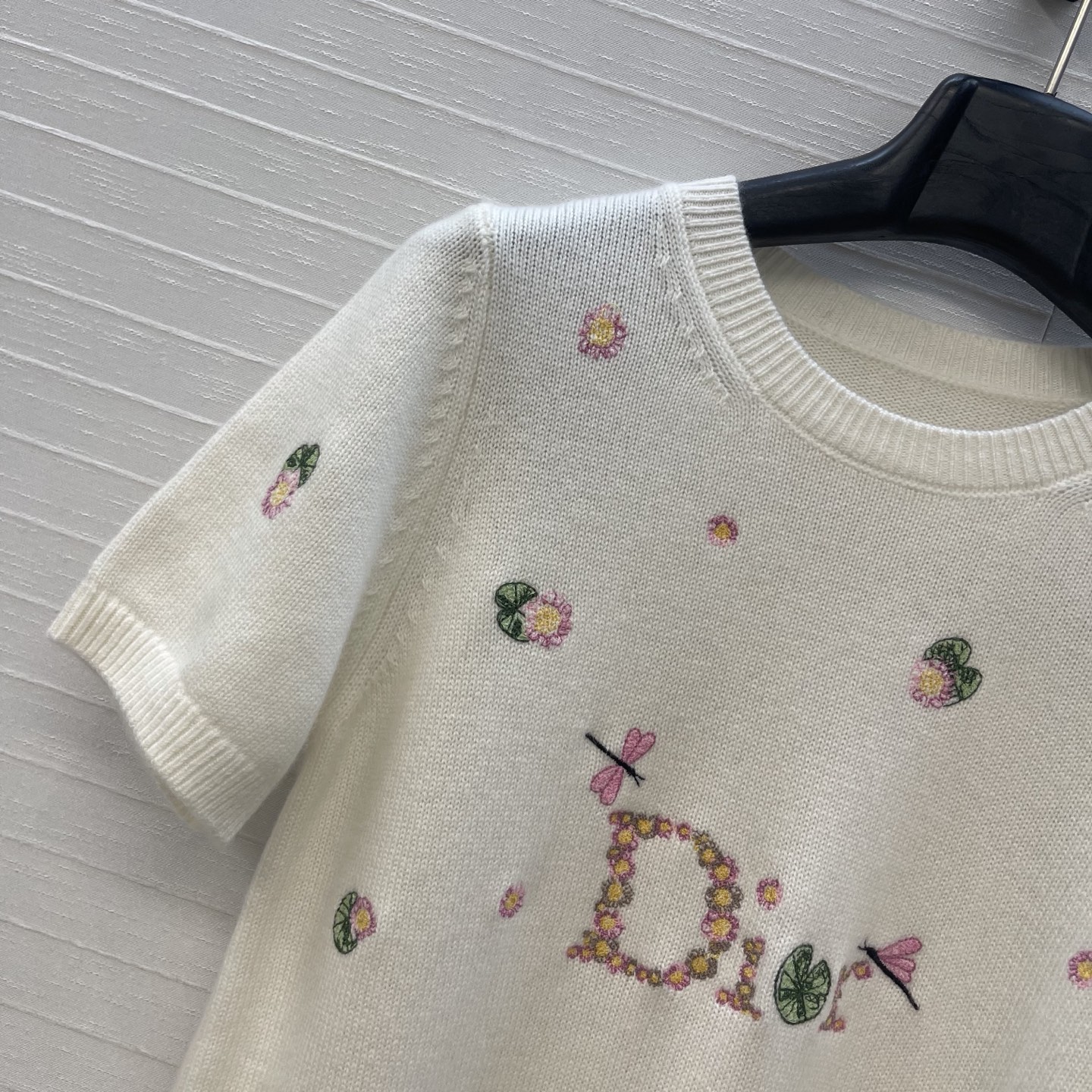 高端品质❤️Miss D重工刺绣羊绒短袖针织衫！睡莲蜻蜓刺绣图案！进口纱线轻盈质感细腻柔软舒适。仙气优雅