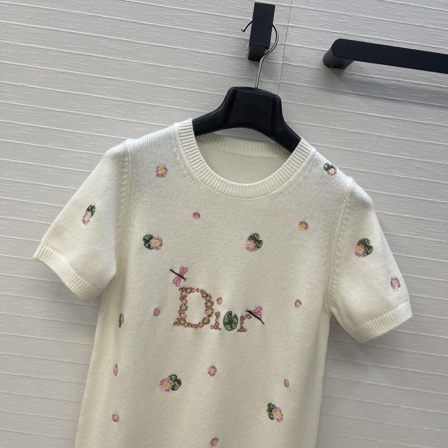 高端品质❤️Miss D重工刺绣羊绒短袖针织衫！睡莲蜻蜓刺绣图案！进口纱线轻盈质感细腻柔软舒适。仙气优雅