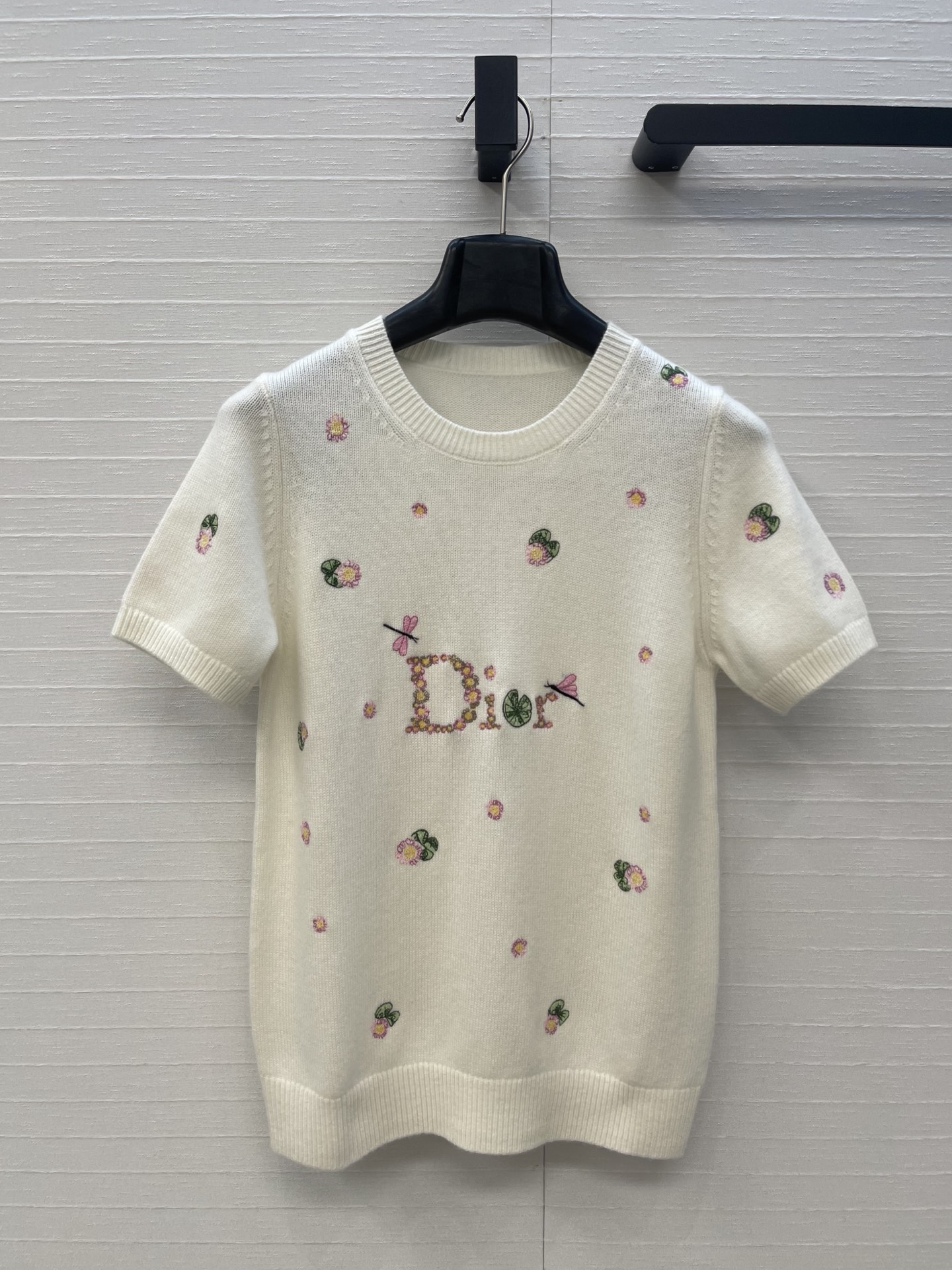 高端品质❤️Miss D重工刺绣羊绒短袖针织衫！睡莲蜻蜓刺绣图案！进口纱线轻盈质感细腻柔软舒适。仙气优雅