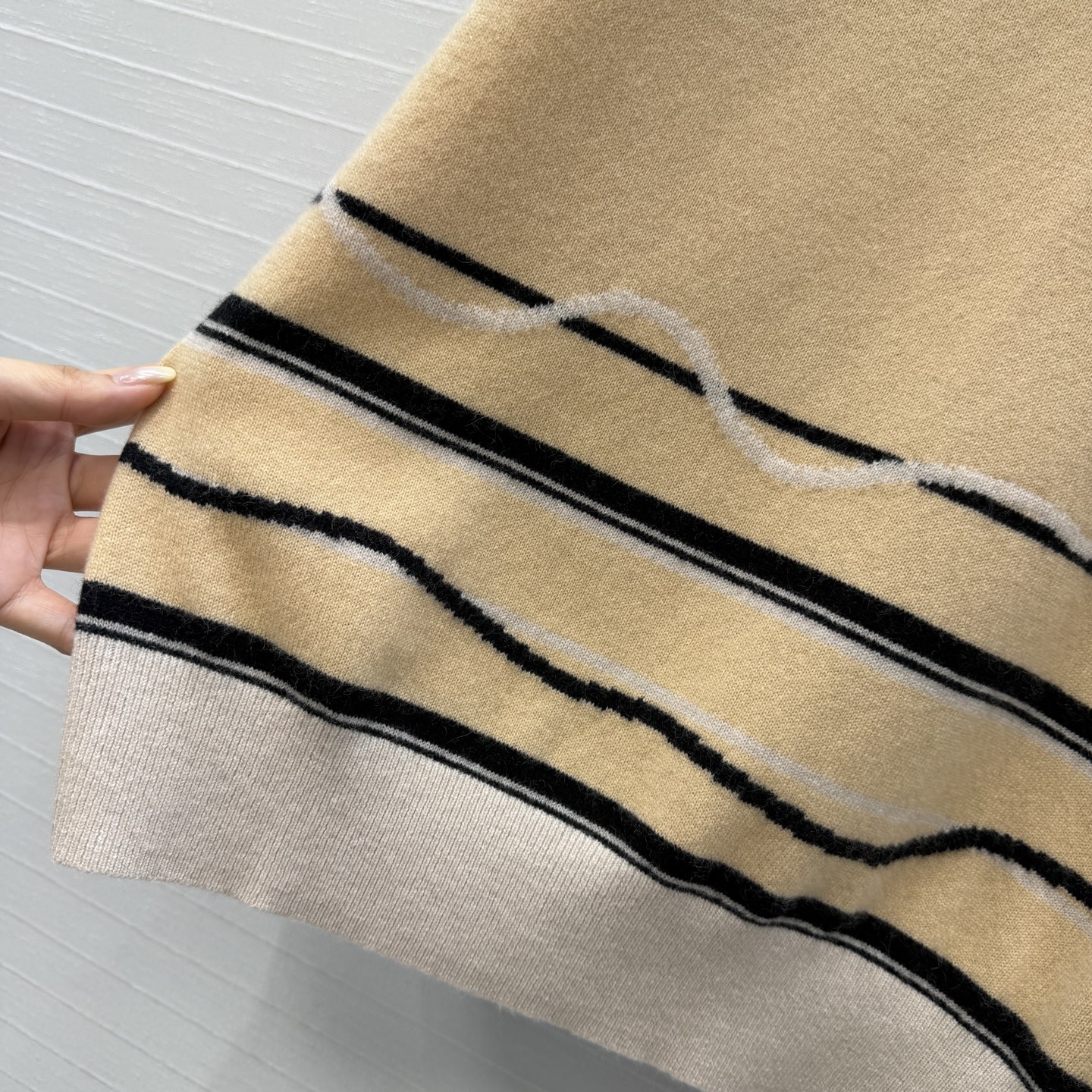 强烈推荐❤️H*高智感穿搭 绣花套头羊绒针织衫，瑞士机织三色提花细节定位提花工艺图案时髦大方！气质休闲优