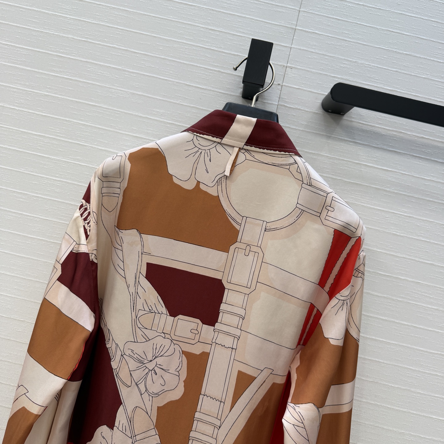 原单品质❤️H系26s早春新品！链环图案定位印花真丝衬衫！气质小翻领宽松版型随性大方。绝美配色全定位印花