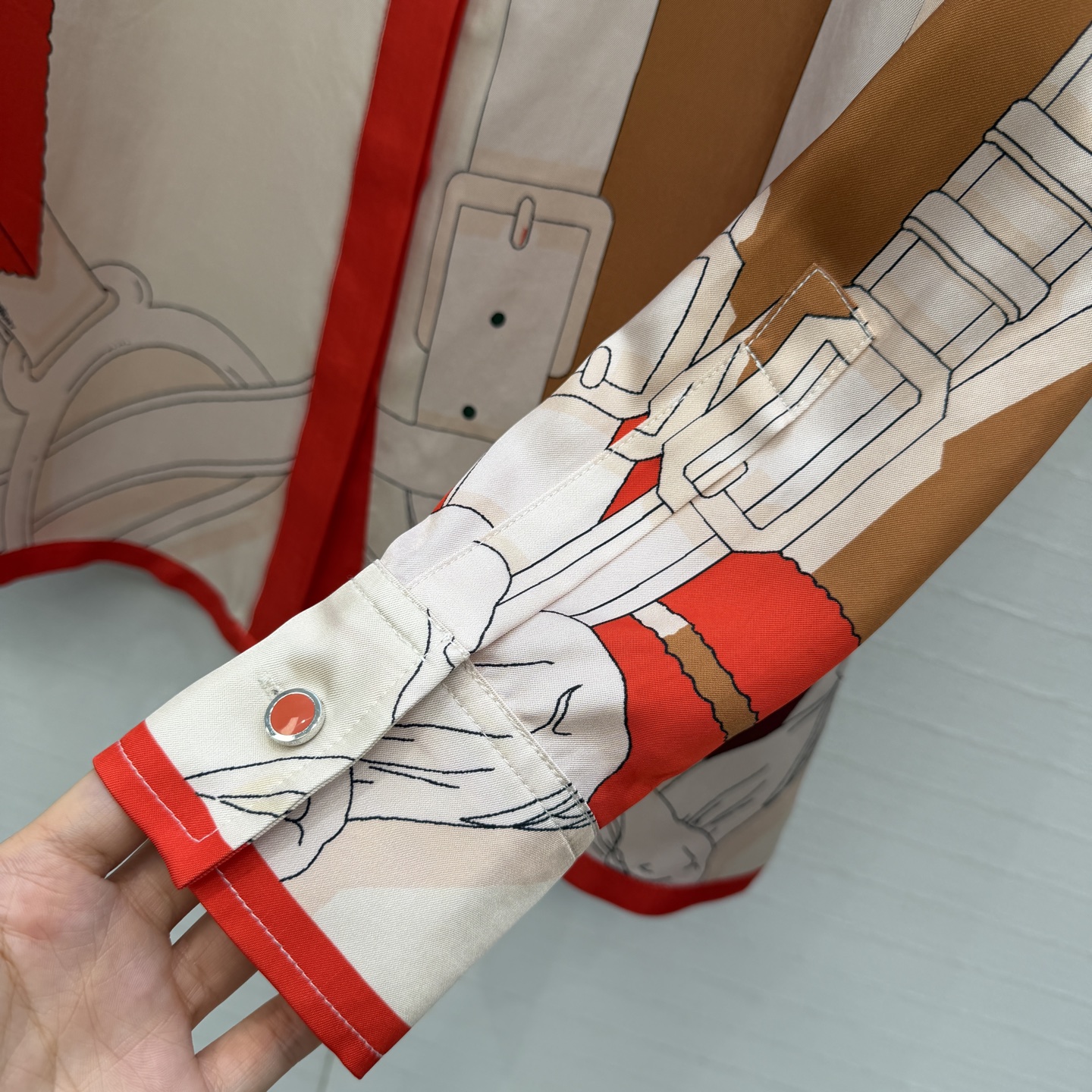 原单品质❤️H系26s早春新品！链环图案定位印花真丝衬衫！气质小翻领宽松版型随性大方。绝美配色全定位印花