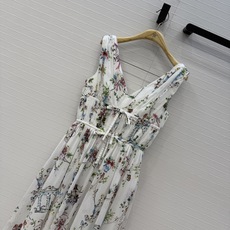 高端品质❤️Dio*26早春新品iviera系列 彩色花束印花V领长裙!重新诠释 Dior 经典图案。定 高端品质❤️Dio*26早春新品iviera系列 彩色花束印花V领长裙!重新诠释 Dior 经典图案。定