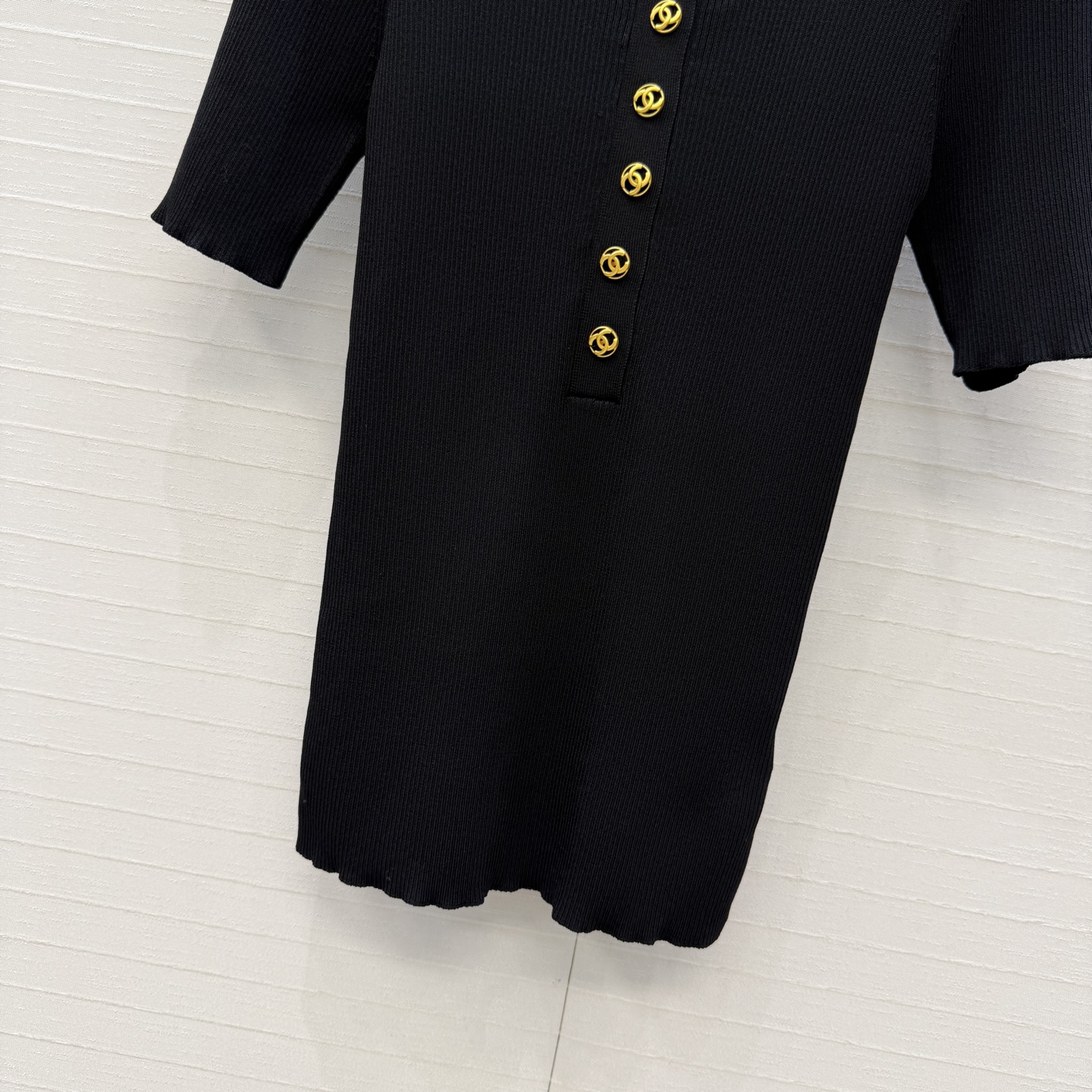 高端品质，Coco*26A手工坊系列新品！双c金属扣短袖上衣！💗俏皮又精致，瑞士机工艺进口纱线质感细腻舒适！白富美必备穿