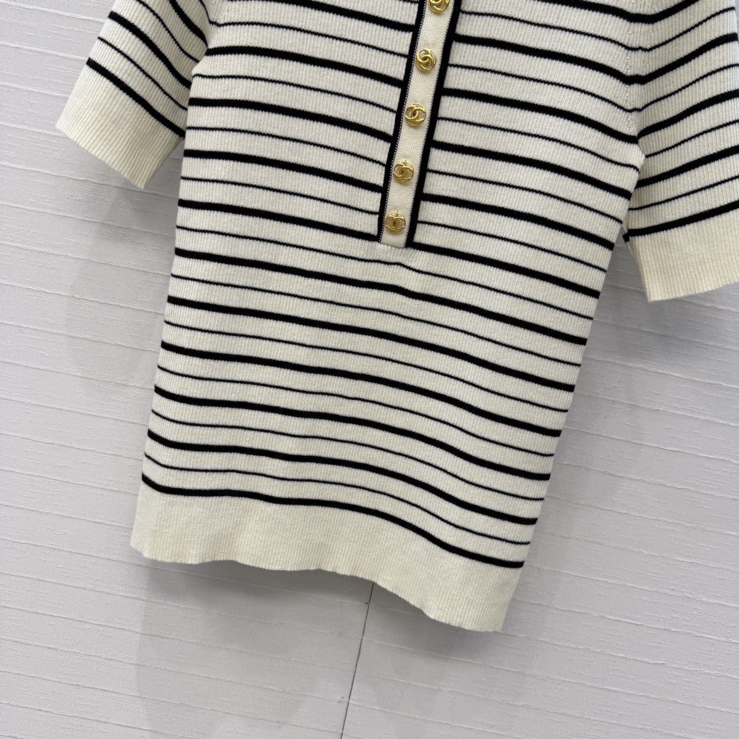 高端品质，Coco*26A手工坊系列新品！双c金属扣 条纹短袖上衣！💗俏皮又精致，瑞士机工艺进口纱线质感细腻舒适！白富美