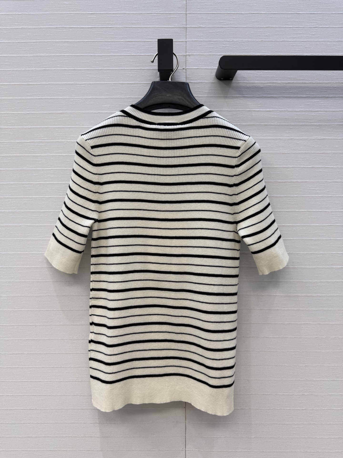 高端品质，Coco*26A手工坊系列新品！双c金属扣 条纹短袖上衣！💗俏皮又精致，瑞士机工艺进口纱线质感细腻舒适！白富美