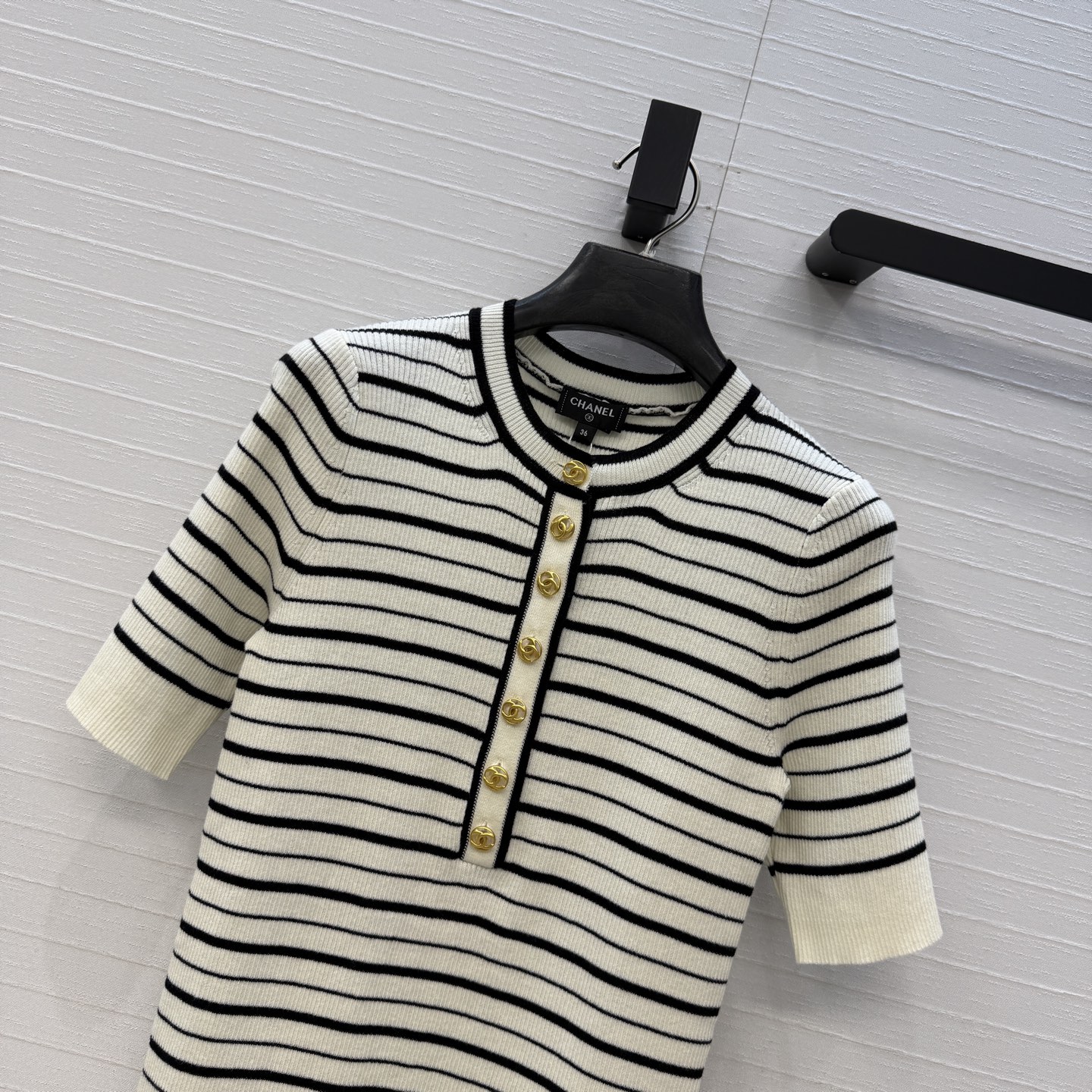 高端品质，Coco*26A手工坊系列新品！双c金属扣 条纹短袖上衣！💗俏皮又精致，瑞士机工艺进口纱线质感细腻舒适！白富美