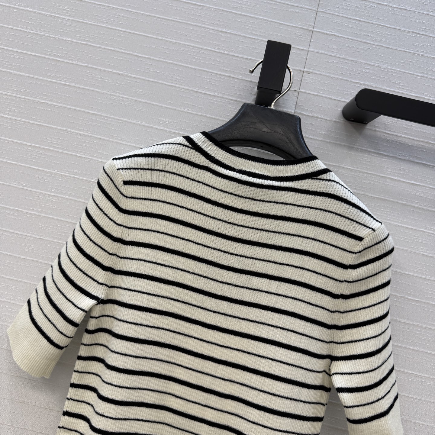 高端品质，Coco*26A手工坊系列新品！双c金属扣 条纹短袖上衣！💗俏皮又精致，瑞士机工艺进口纱线质感细腻舒适！白富美