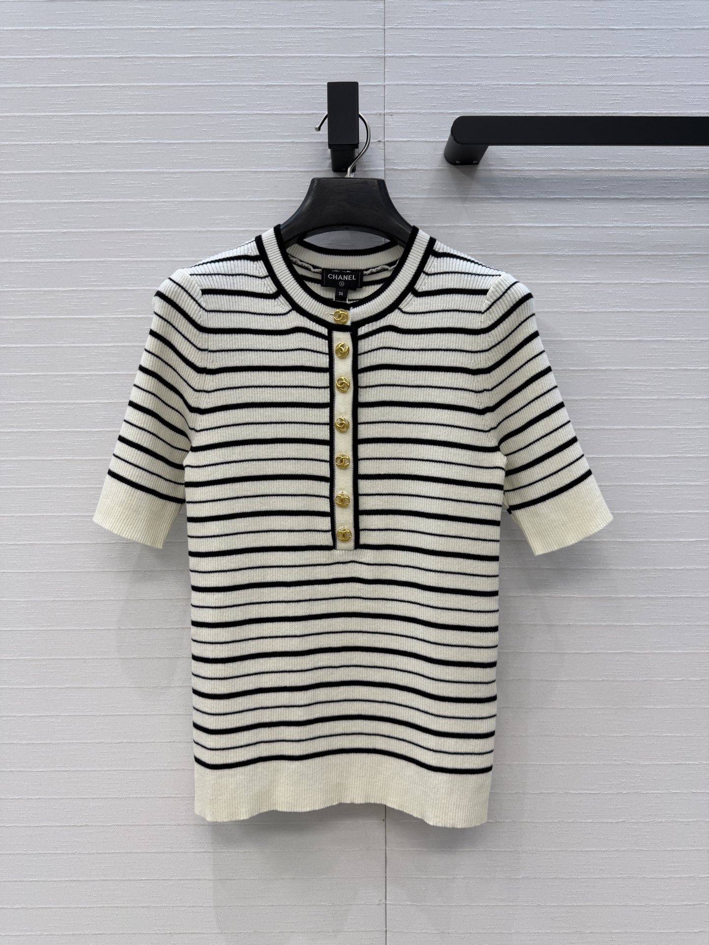 高端品质，Coco*26A手工坊系列新品！双c金属扣 条纹短袖上衣！💗俏皮又精致，瑞士机工艺进口纱线质感细腻舒适！白富美