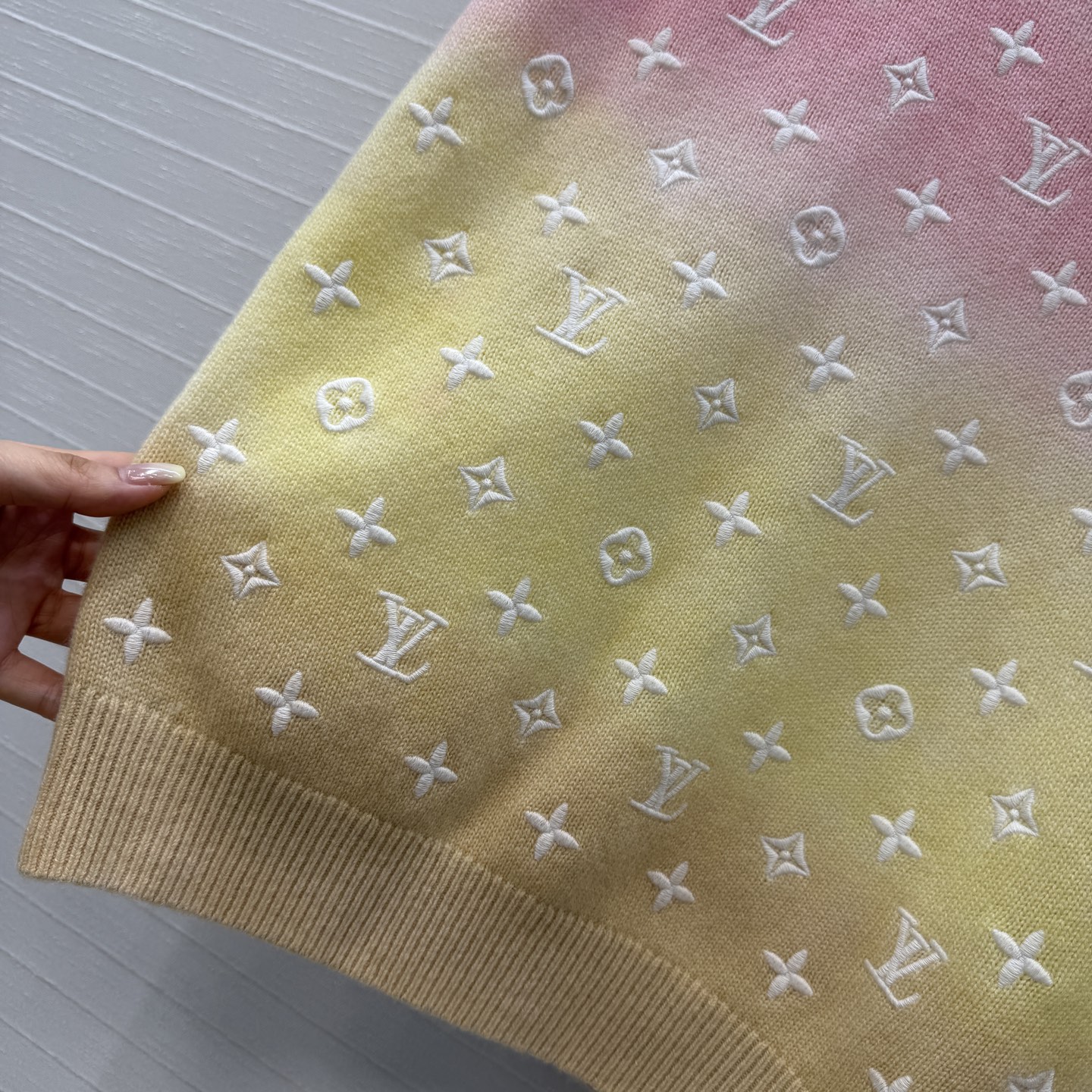 高端原单品质！❤️Monogram重工立体定位刺绣羊绒毛衣！渐变扎染工艺色调贯穿时髦高级感！进口羊绒纱线