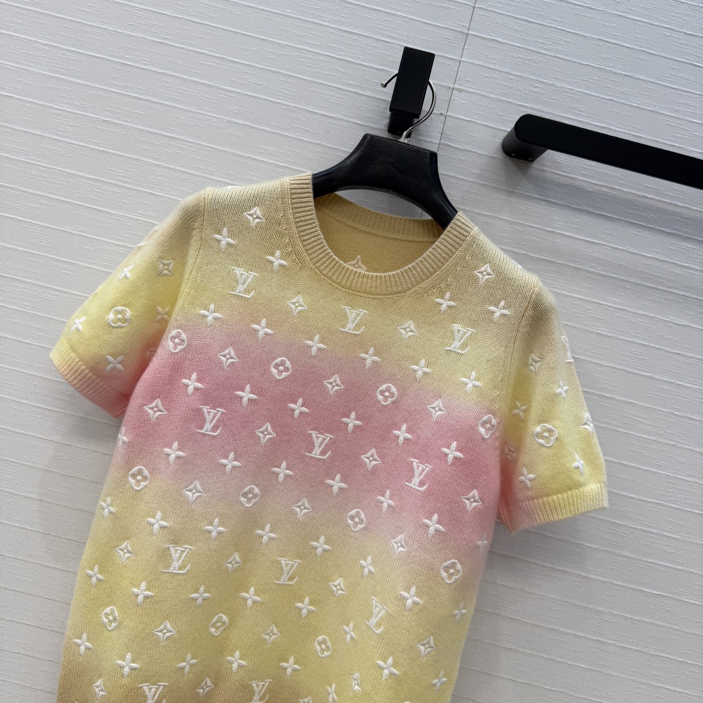 高端原单品质！❤️Monogram重工立体定位刺绣羊绒毛衣！渐变扎染工艺色调贯穿时髦高级感！进口羊绒纱线