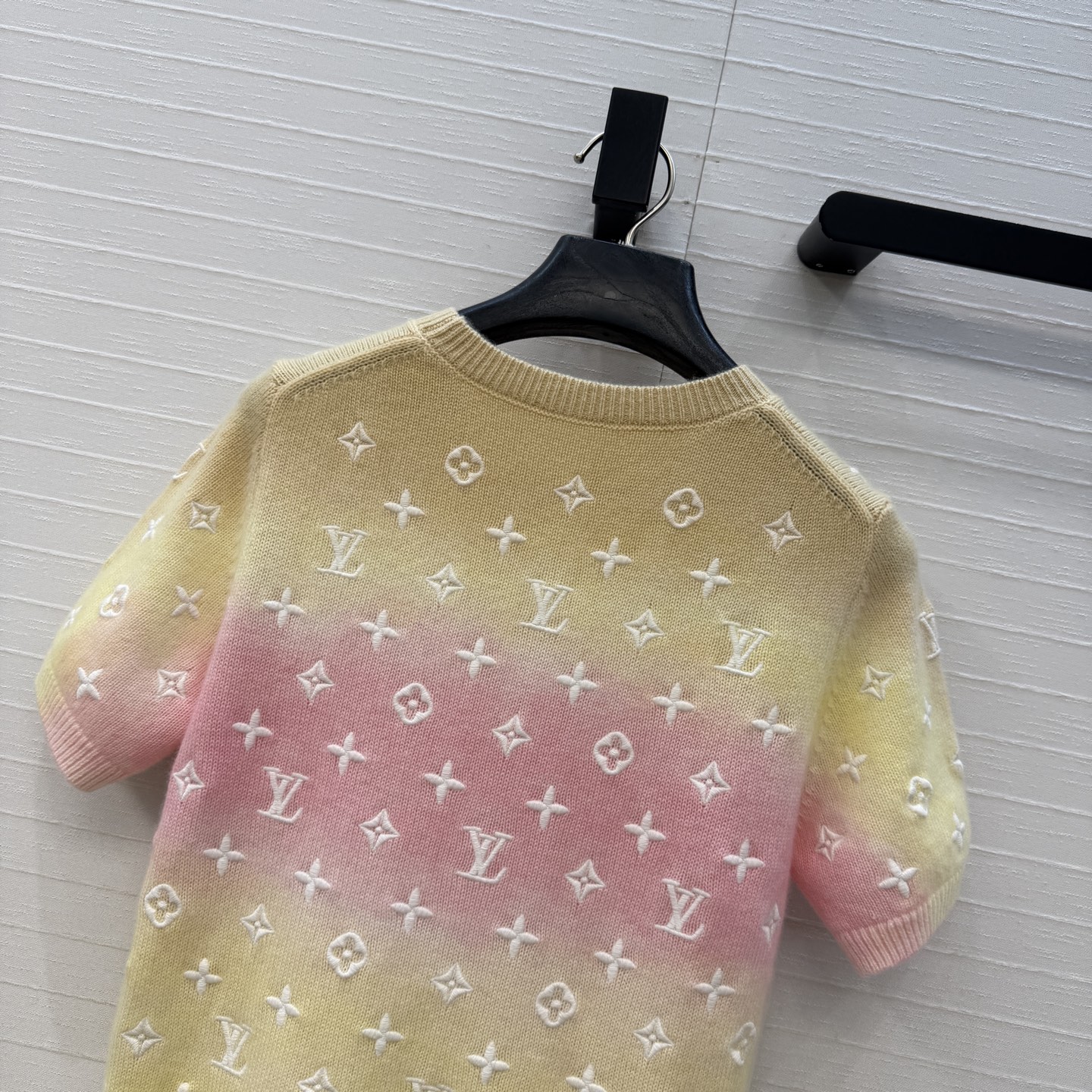 高端原单品质！❤️Monogram重工立体定位刺绣羊绒毛衣！渐变扎染工艺色调贯穿时髦高级感！进口羊绒纱线