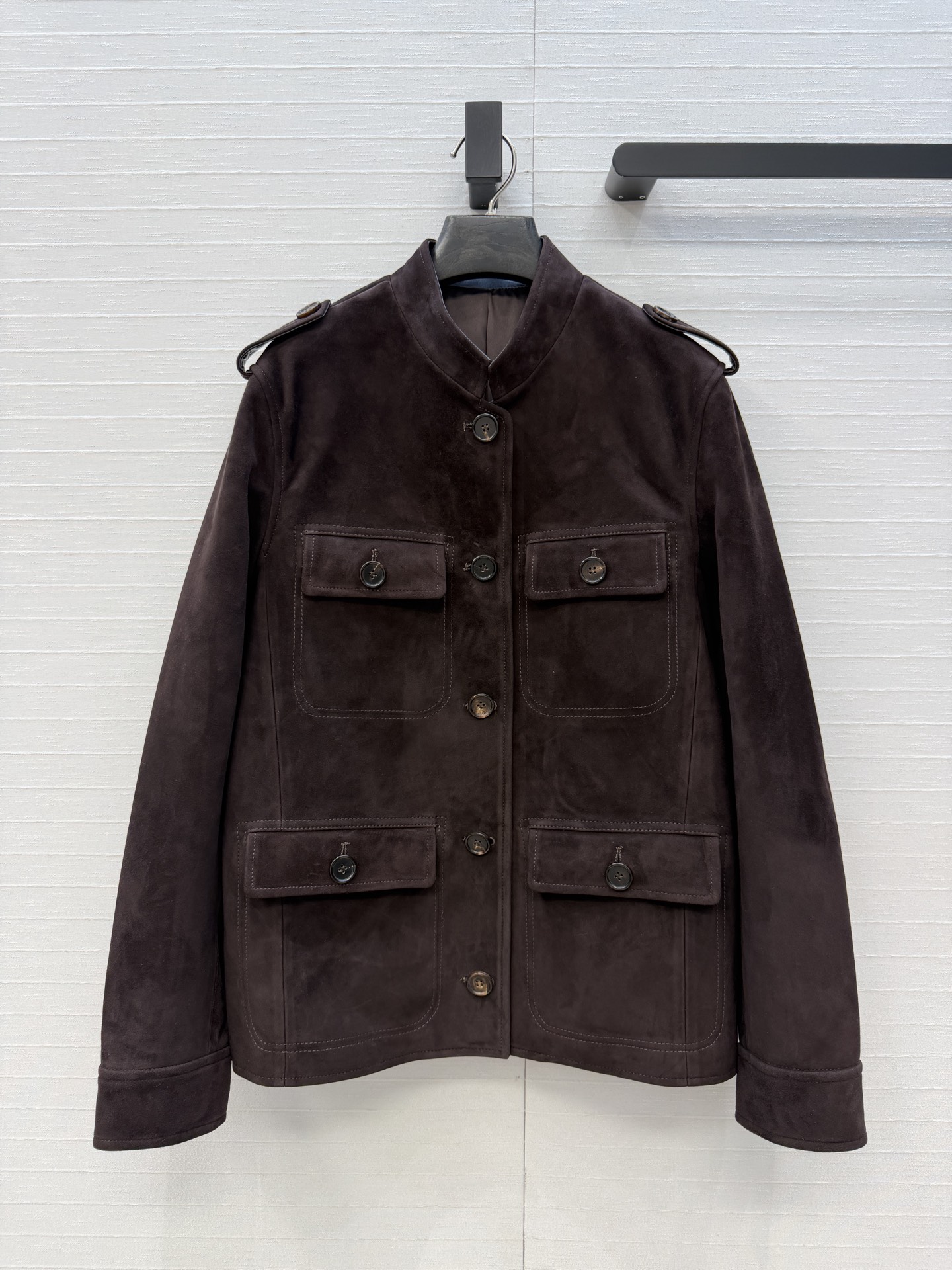 NO:946322,Exclusive first release, high-end original quality Prad* high-intellectual wear!  Old money hunting jacket!  Exclusively customized imported suede suede surface craftsmanship, very wide and stylish, imported suede lambskin splicing oil leather binding craftsmanship, the texture is awesome!  Casual, handsome, A and sassy. The classic version is versatile and does not pick on the upper body. The hand-wrapped edges are perfect and the workmanship quality depends on the details. Two-color code 3, code 38, shoulder width 38, bust 100, length 64., Prada - clothing, prada, prada, jackets & coats, jackets & coats, sheepskin, chamois leather,19860909独家首发,高端原单品质Prad*高智感穿搭！老钱风猎装夹克外套！独家定制进口麂皮绒面工艺挺阔有型进口麂皮绒小羊皮拼接油皮包边工艺质感超赞！休闲帅气又A又飒.经典版型百搭不挑人上身,全手工包边完美做工品质看细节,两色3码,38码,肩宽38,胸围100,衣长64.,普拉达-服装,prada,prada,jackets & coats,jackets & coats,sheepskin,chamois leather,,Women's clothing