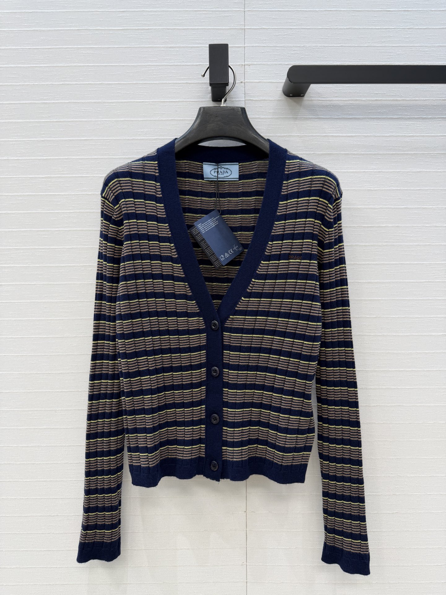NO:931872,I highly recommend Prad*’s new early autumn V-neck striped knitted cardigan, which is soft and comfortable. The retro striped design has a calm tone and full of college style. The slim cut shows off your body shape and can be easily worn for commuting and leisure. It’s easy to get the old money style style!  Three sizes in one color. Size 38, shoulder width 36, bust 80, length 50.., Prada-clothing, prada, prada,19860909强烈推荐Prad*早秋新品V领条纹针织开衫,柔软又舒适.复古条纹设计色调沉稳,学院风满满,修身剪裁超显身形,通勤休闲都能轻松驾驭.轻松get老钱风穿搭！一色三码.38码,肩宽36,胸围80,衣长50..,普拉达-服装,prada,prada,,Women's clothing