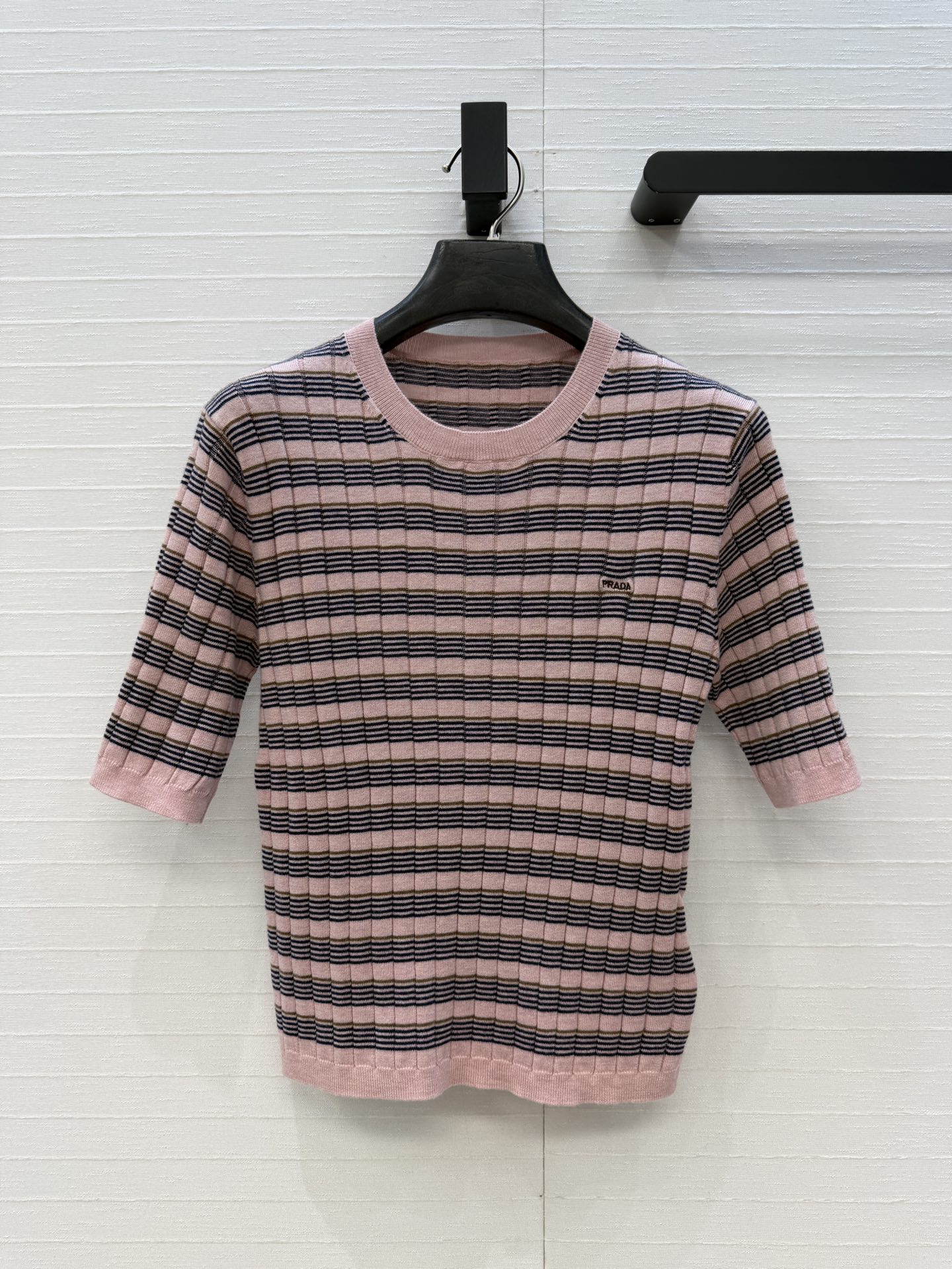 NO:931881,I highly recommend Prad*’s new early autumn round-neck striped knitted short-sleeves, which are soft and comfortable. The retro striped design is in girly tones, full of college style, and the slim cut shows off your body shape. It can be easily worn for commuting and leisure. It’s easy to get the old money style!  One color, three sizes. Size 36, shoulder width 33, bust 74, length 49., Prada-clothing, prada, prada, T-shirt,19860909强烈推荐Prad*早秋新品圆领条纹针织短袖,柔软又舒适.复古条纹设计少女色调,学院风满满,修身剪裁超显身形,通勤休闲都能轻松驾驭.轻松get老钱风穿搭！一色三码.36码,肩宽33,胸围74,衣长49. .,普拉达-服装,prada,prada,T-shirt,,Women's clothing