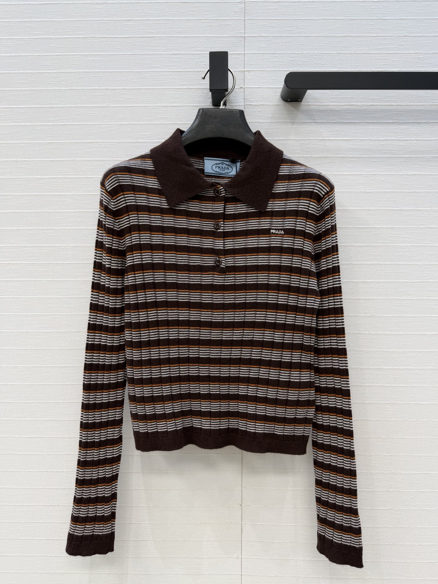 NO:931803,I highly recommend Prad*’s new early autumn polo collar striped sweater, which is soft and comfortable. The retro striped design has a calm tone and full of college style. The slim cut shows off your body shape and can be easily worn for commuting and leisure. It’s easy to get the old money style style!  Three sizes in one color. Size 38, shoulder width 36, bust 80, length 46.., Prada-clothing, prada, prada,19860909强烈推荐Prad*早秋新品polo领条纹针织衫,柔软又舒适.复古条纹设计色调沉稳,学院风满满,修身剪裁超显身形,通勤休闲都能轻松驾驭.轻松get老钱风穿搭！一色三码.38码,肩宽36,胸围80,衣长46..,普拉达-服装,prada,prada,,Women's clothing