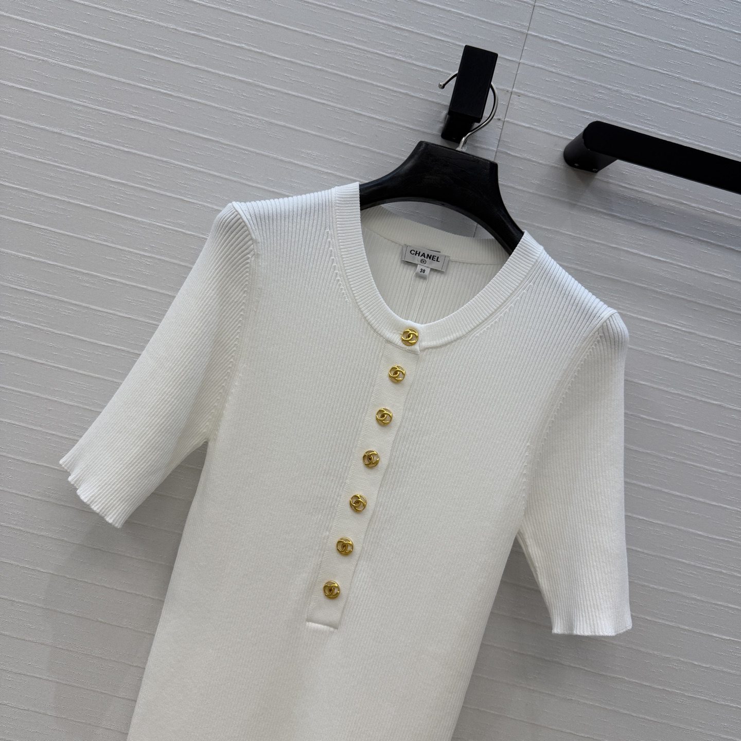 高端品质，Coco*26A手工坊系列新品！双c金属扣短袖上衣！💗俏皮又精致，瑞士机工艺进口纱线质感细腻舒适！白富美必备穿