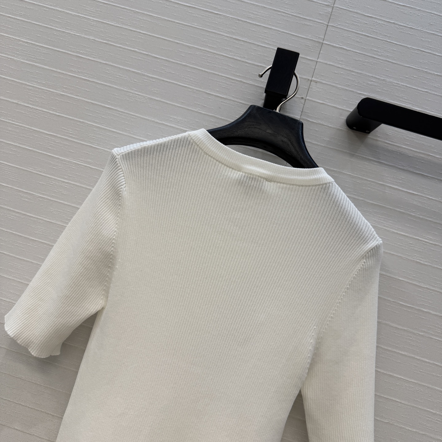 高端品质，Coco*26A手工坊系列新品！双c金属扣短袖上衣！💗俏皮又精致，瑞士机工艺进口纱线质感细腻舒适！白富美必备穿